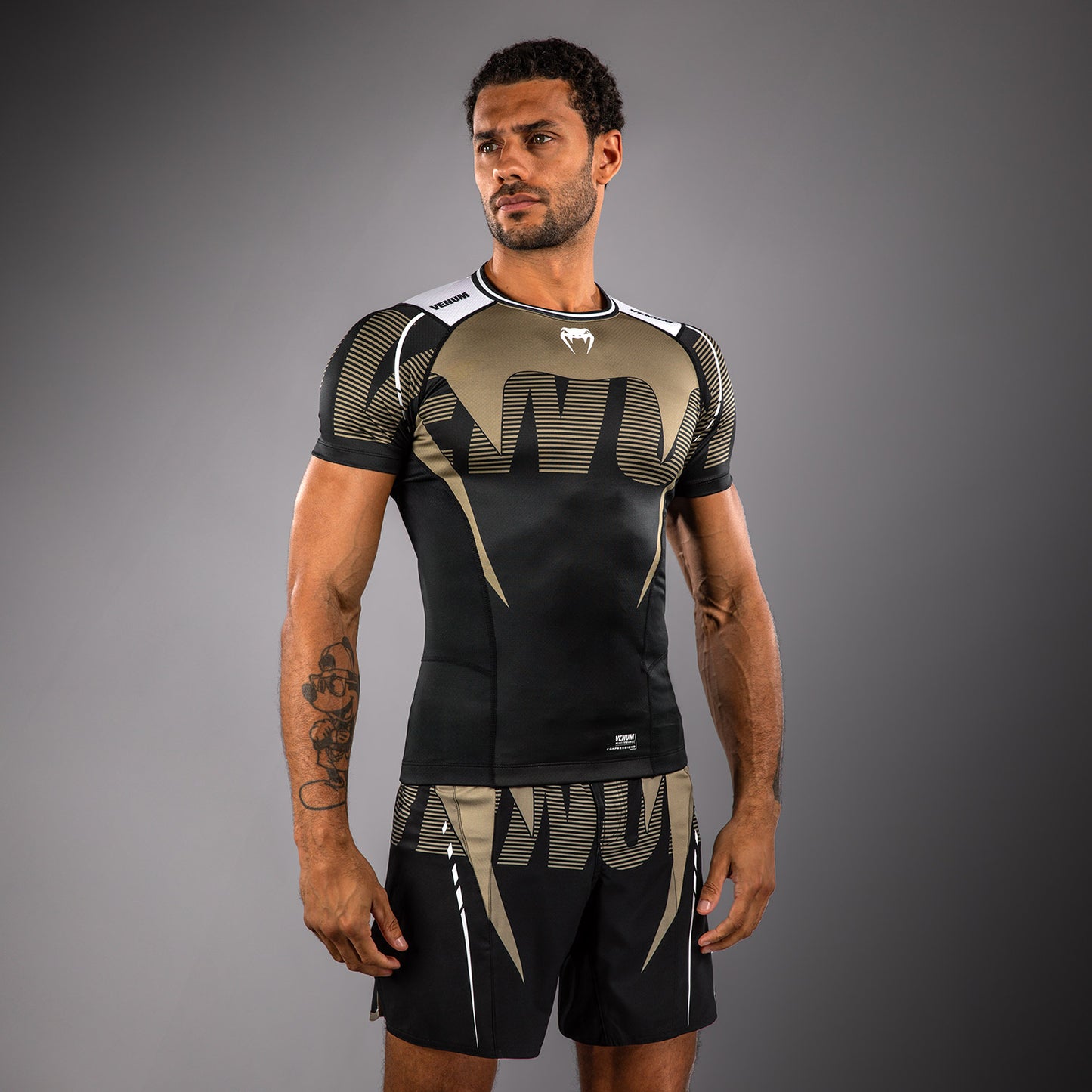 Venum Adrenaline Kurzarm Rashguard – Schwarz/Sand