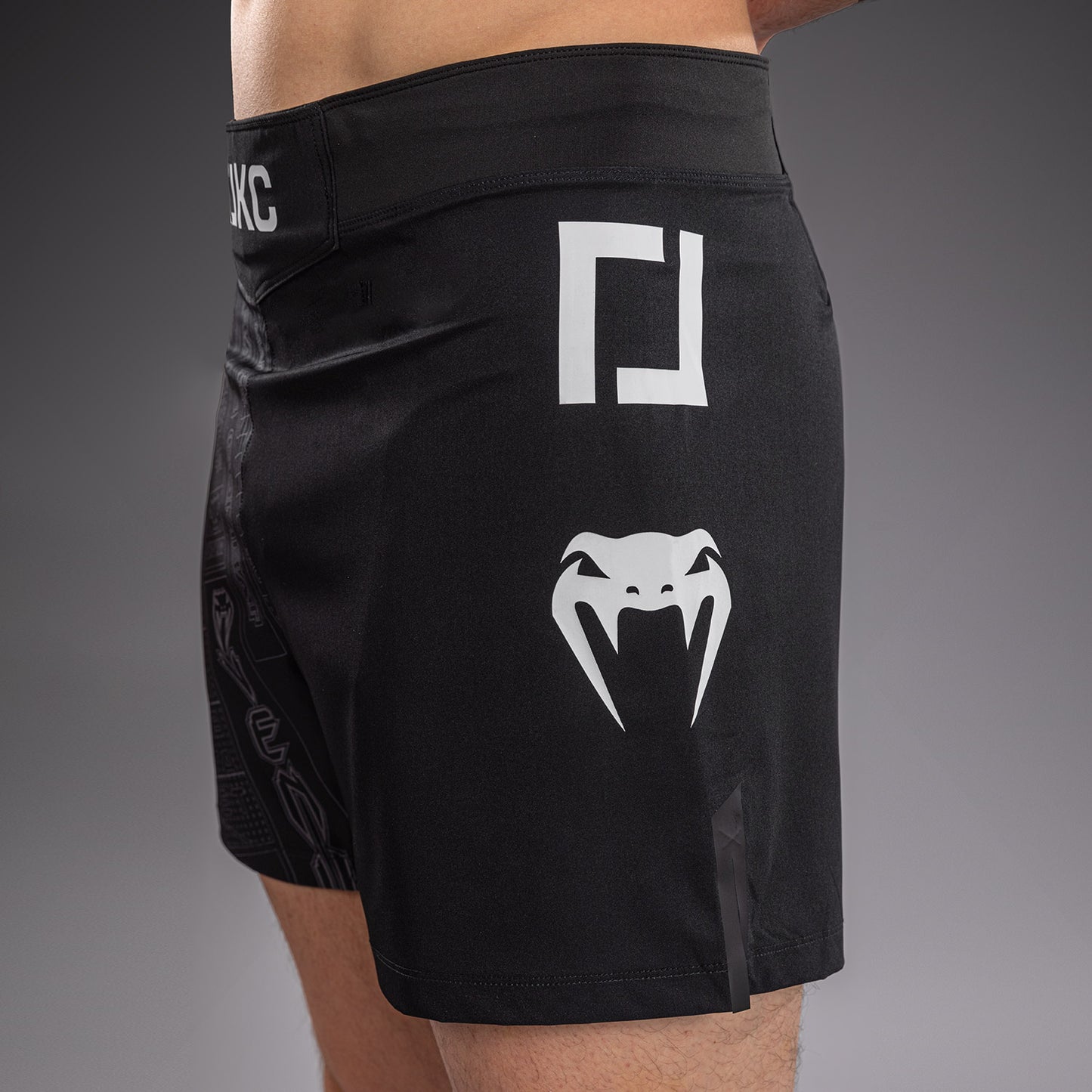 Karate Combat by Venum Fightshorts – Schwarz/Grau