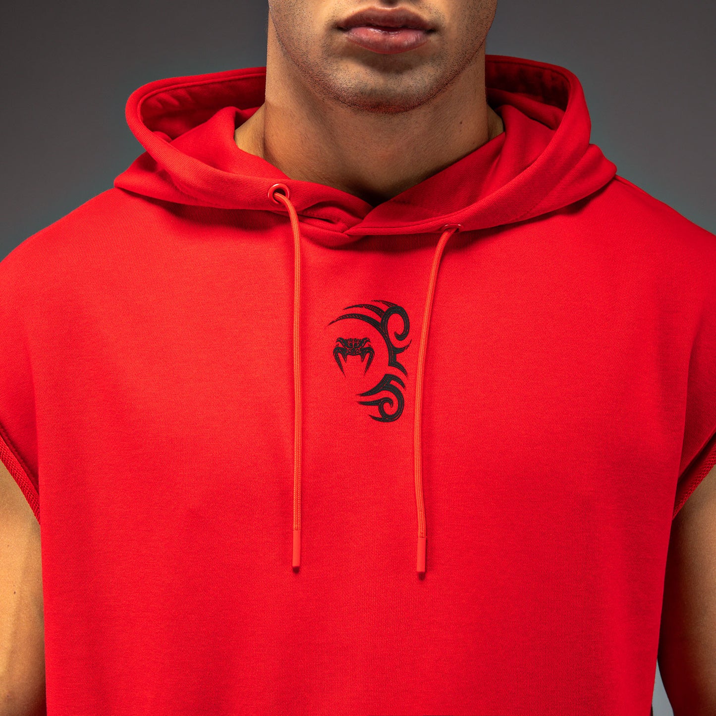 Venum x Mike Tyson Tiger Ärmelloser Hoodie - Intensivrot/Tiefschwarz