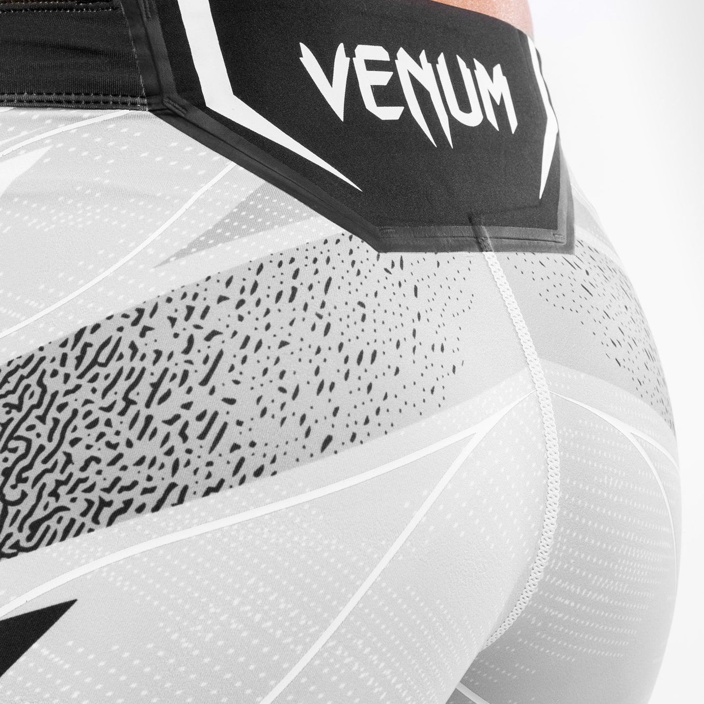 UFC Venum Authentic Fight Night Damen Vale Tudo Shorts - Short Fit - Weiß