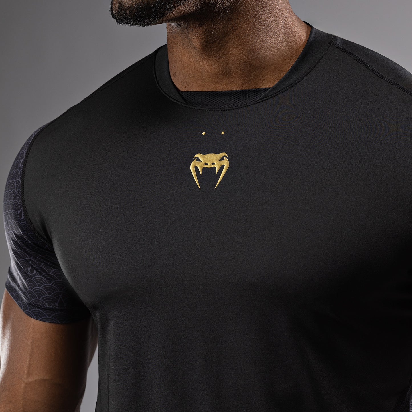 Venum x Assassin’s Creed Shadows Dry-Tech T-Shirt für Männer - Schwarz/Gold