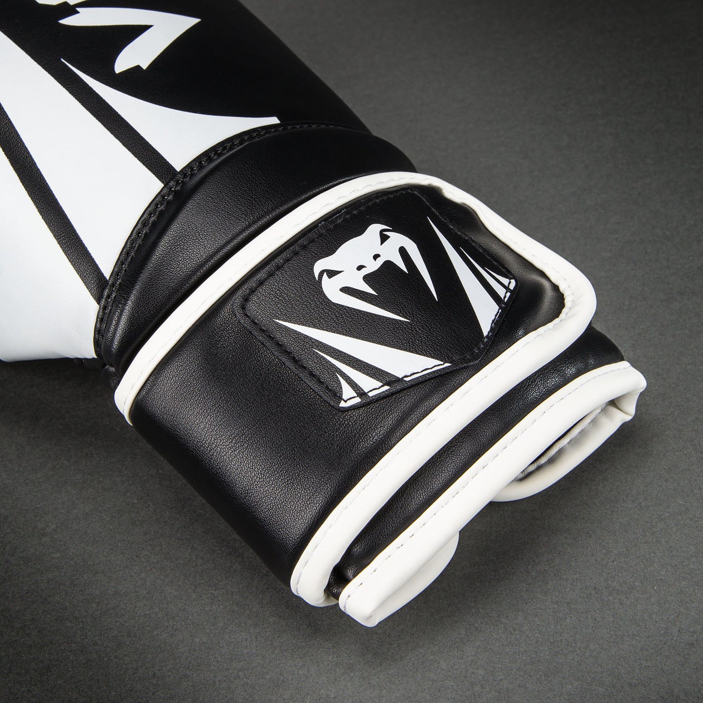 Venum Challenger 2.5 Boxhandschuhe – Schwarz/Weiß