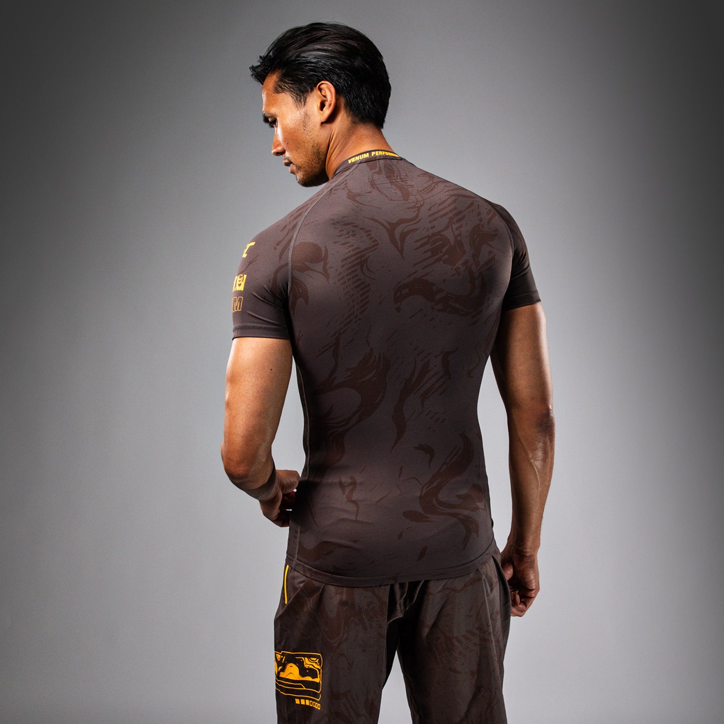 UFC Fusion by Venum Fight Week Herren Performance Kurzarm Rashguard - Erdiges Braun