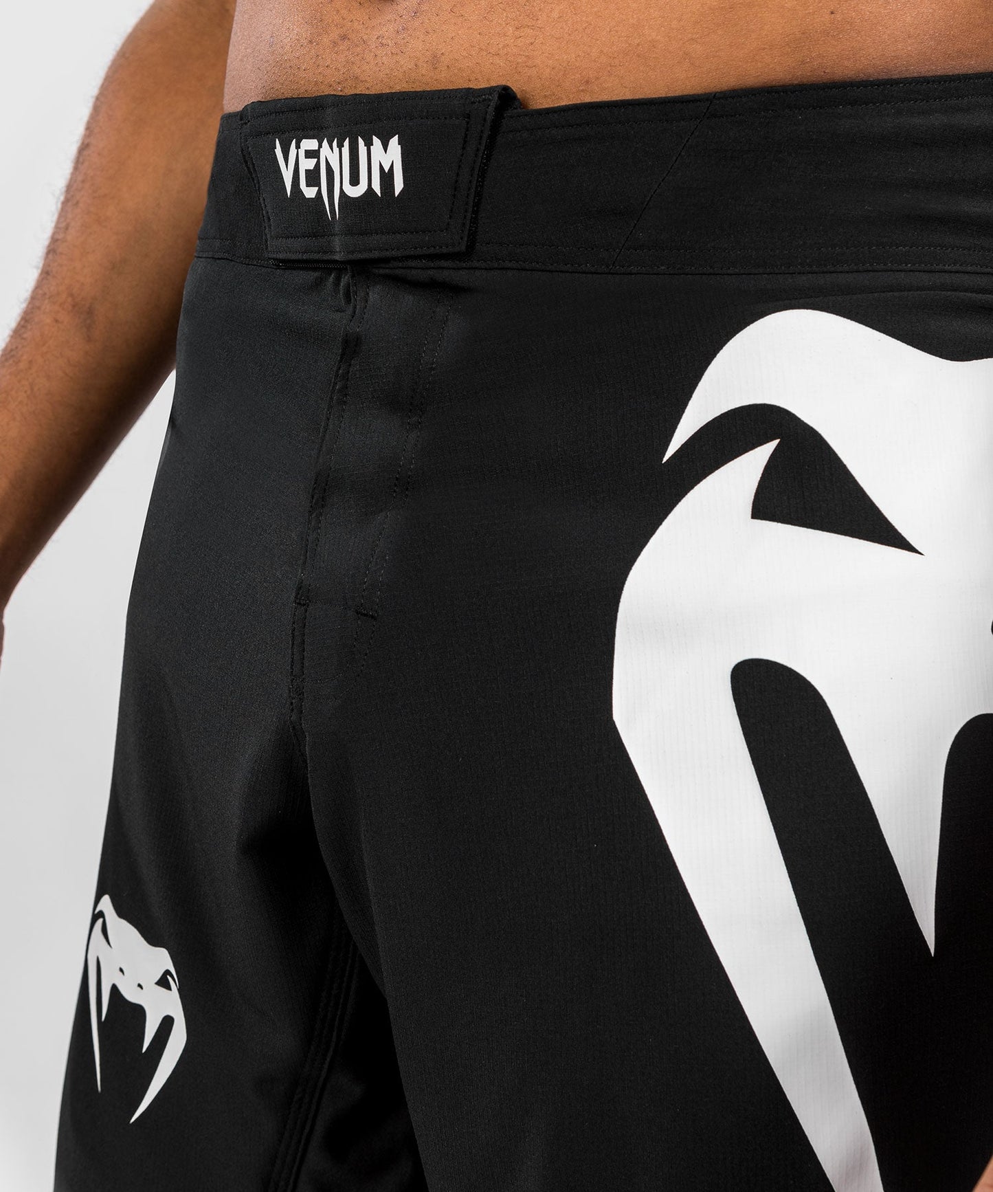 Venum Light 5.0 Fight Shorts - Schwarz/Weiß