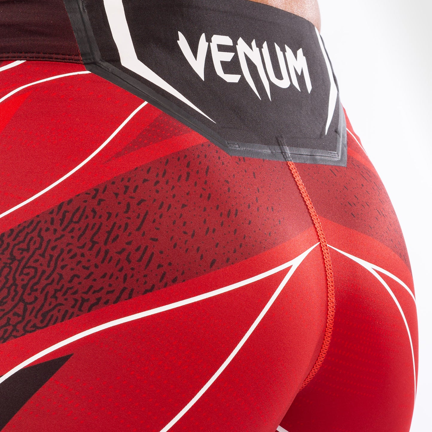 UFC Venum Authentic Fight Night Damen Vale Tudo Shorts - Short Fit - Rot