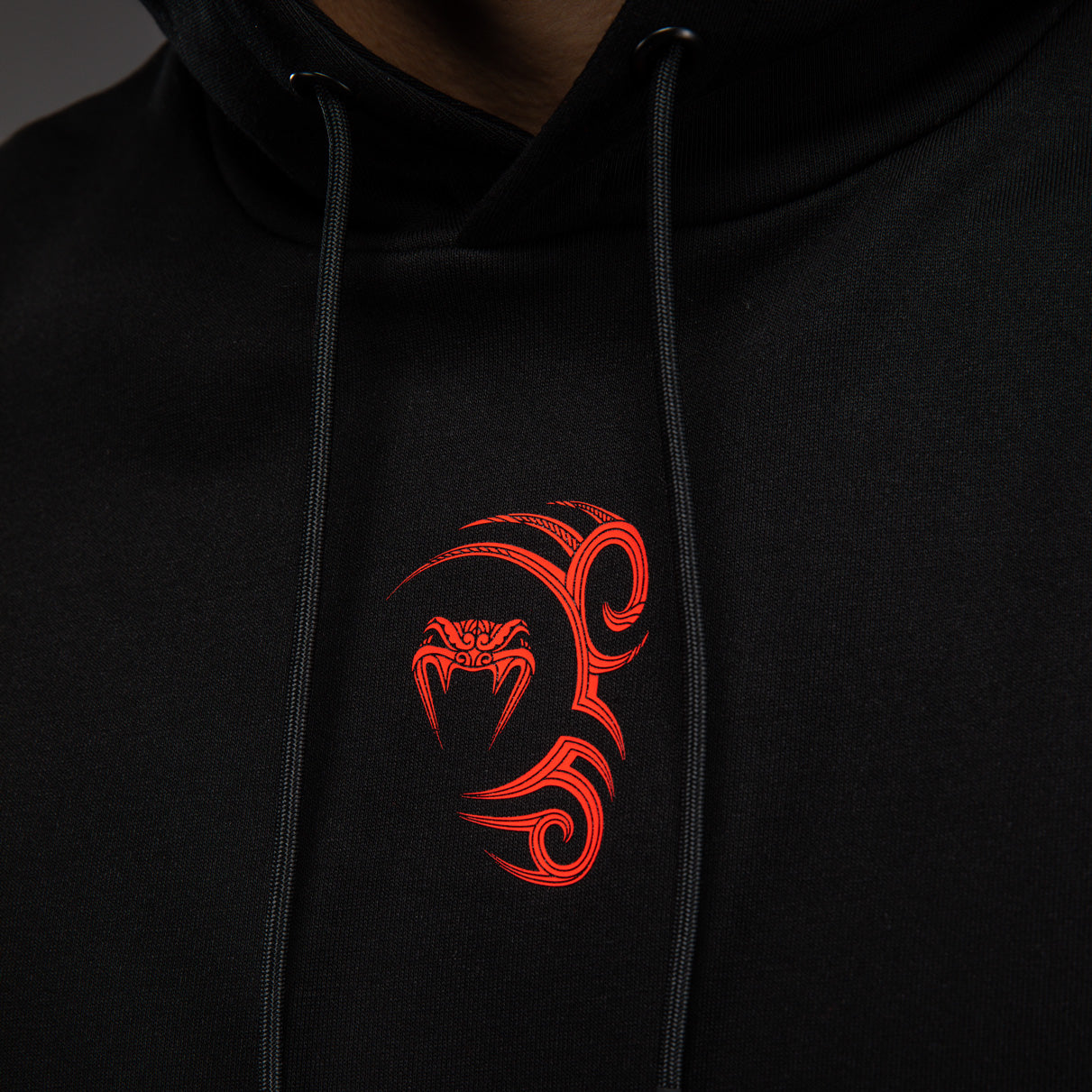 Venum x Mike Tyson Tiger Ärmelloser Hoodie - Tiefschwarz/Intensivrot