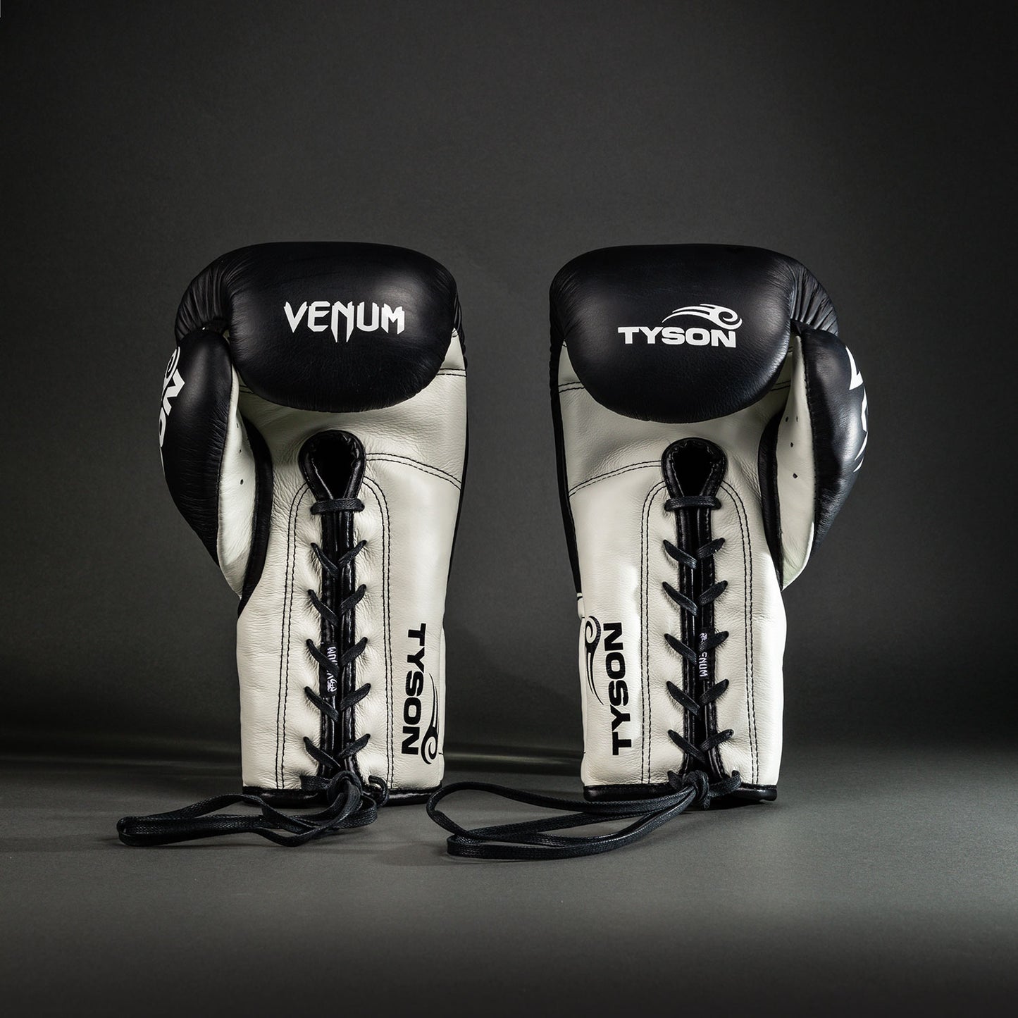 Venum Giant 2.0 Mike Tyson Pro Boxhandschuhe mit Schnürsenkeln - Tiefschwarz/Optisch Weiß