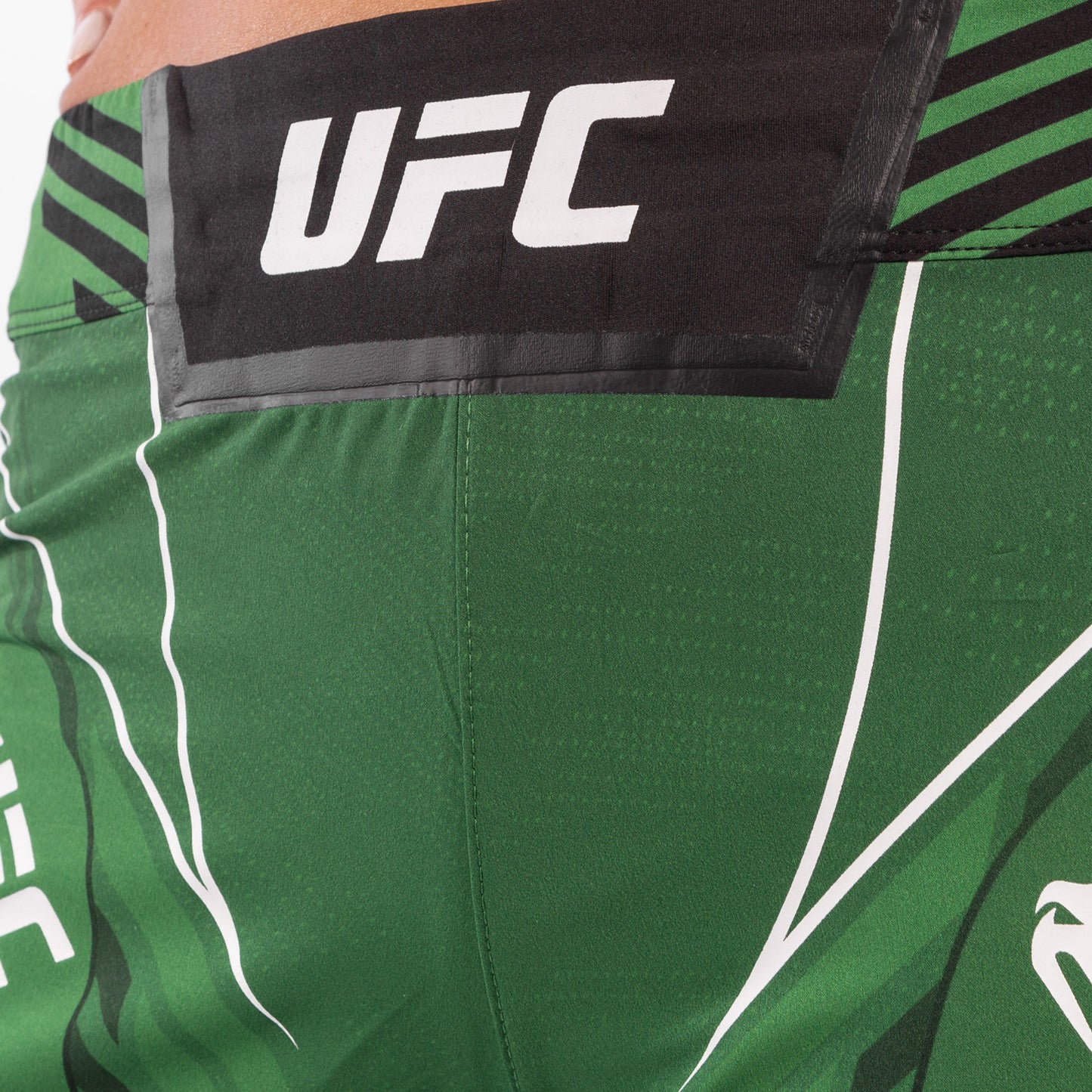 UFC Venum Authentic Fight Night Damen Shorts - Long Fit - Grün