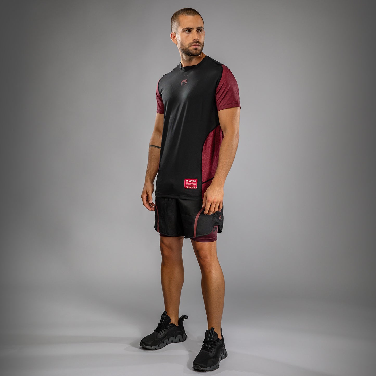Venum x Assassin’s Creed Shadows Herren Dry-Tech T-Shirt - Burgunder/Schwarz
