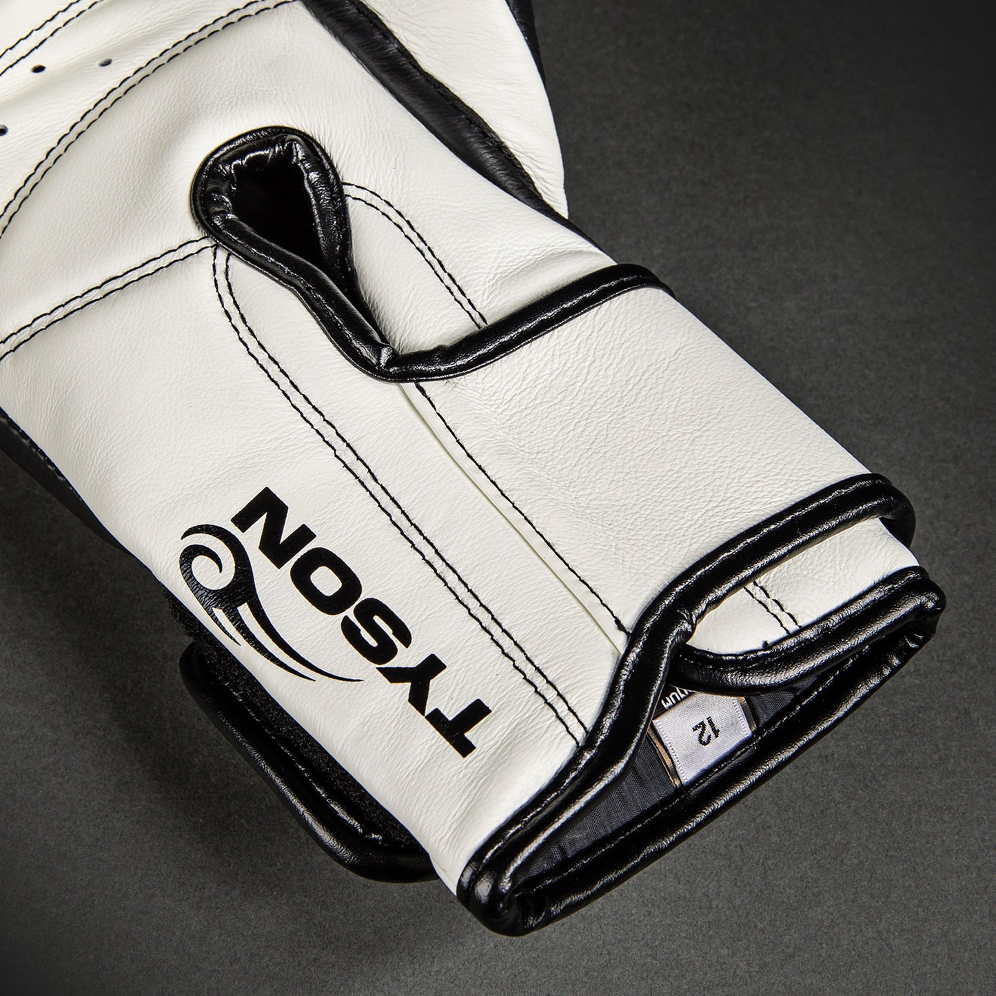 Venum Giant 2.0 Mike Tyson Pro Boxhandschuhe - Tiefschwarz/Optisch Weiß