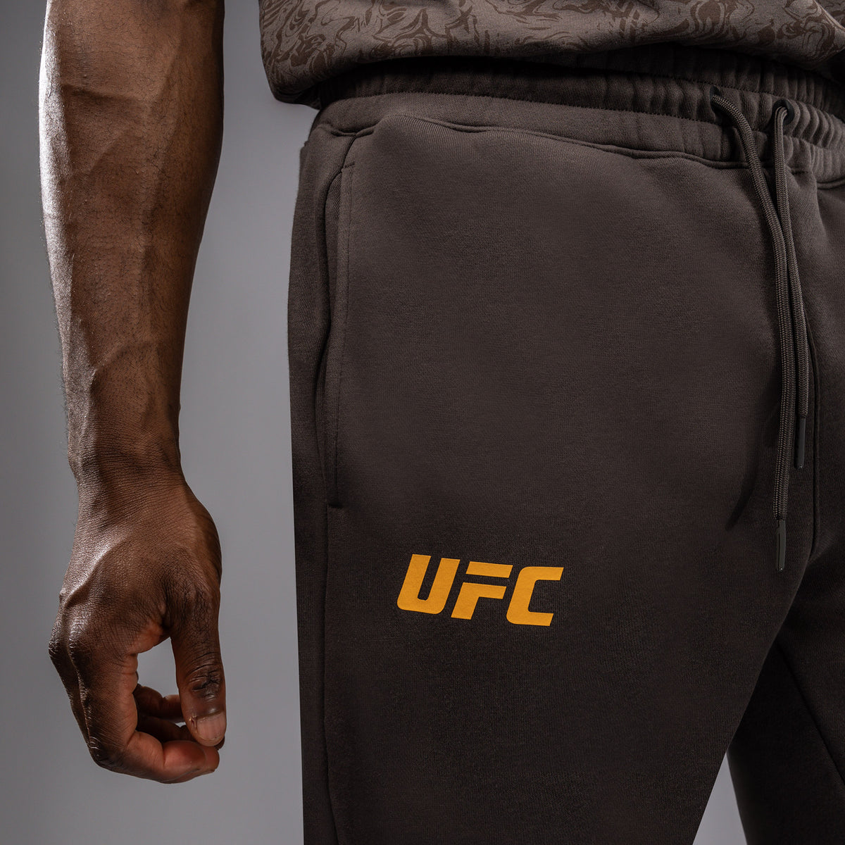 UFC Fusion by Venum Fight Week Herren Baumwollhose - Solid Erdiges Braun