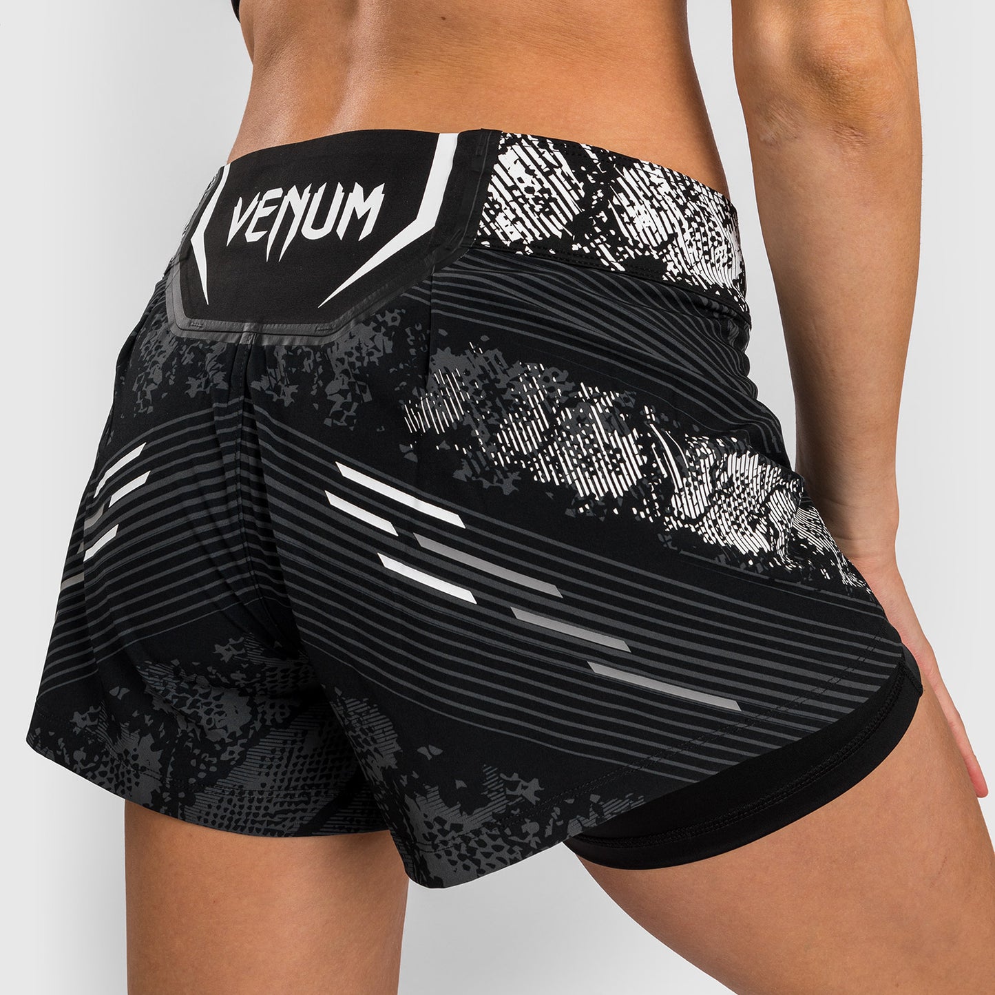 UFC Adrenalin von Venum personalisierte authentische Fight Night Frauen Kampf Short - schwarz
