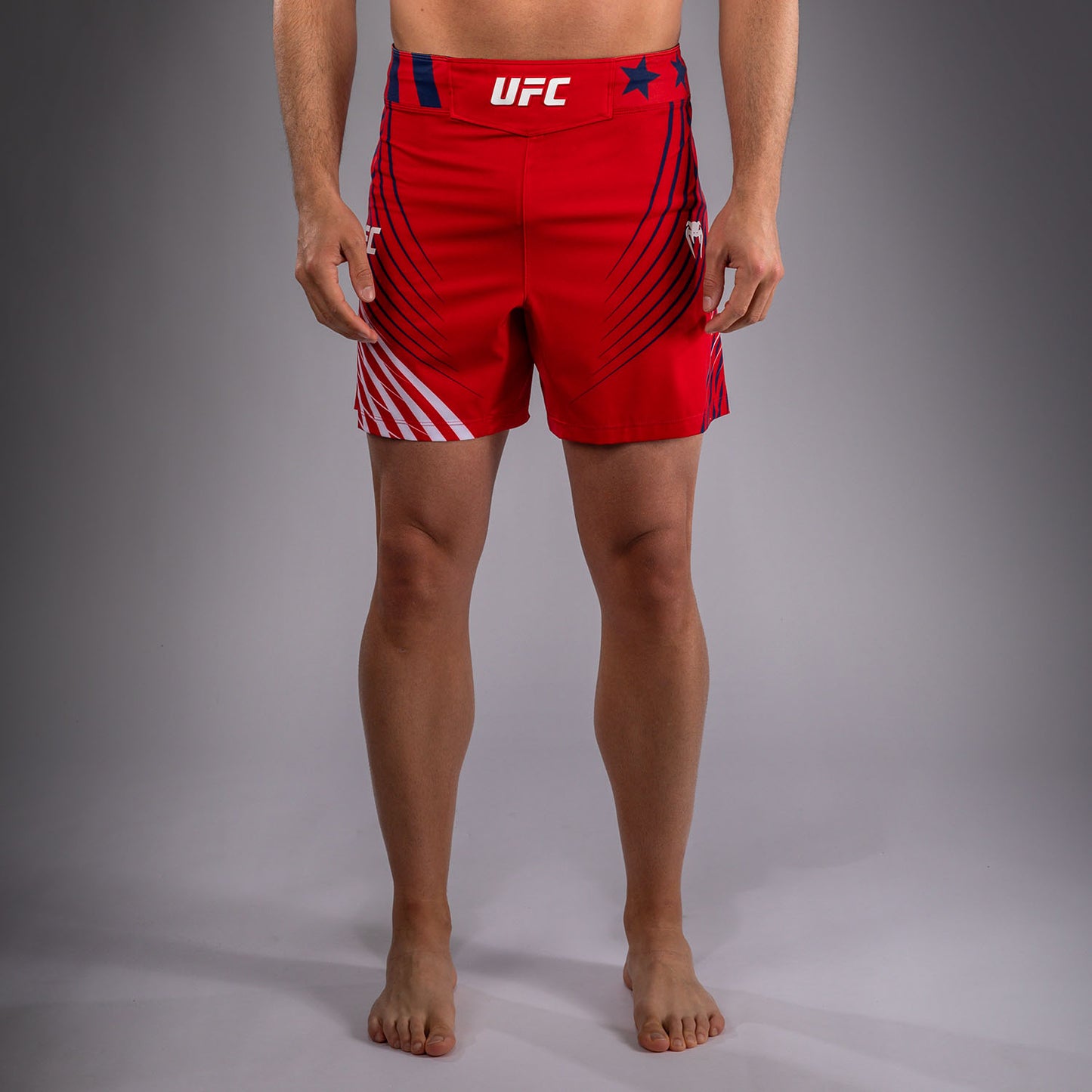 Official UFC Freedom 250 by Venum Authentic Fight Night Fight Shorts im Short Fit für Herren - Rot