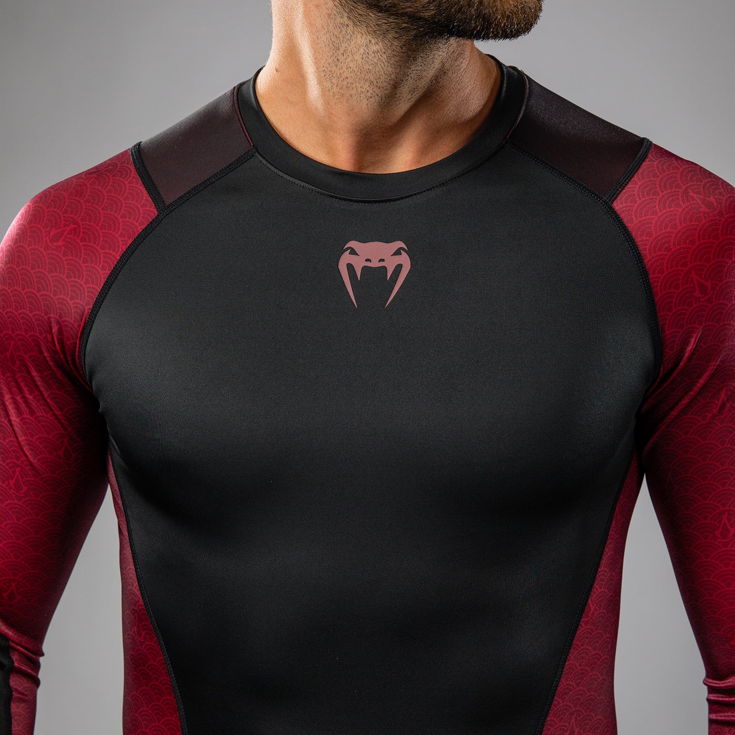 Venum x Assassin’s Creed Shadows Herren Langarm Rashguard - Burgunder/Schwarz