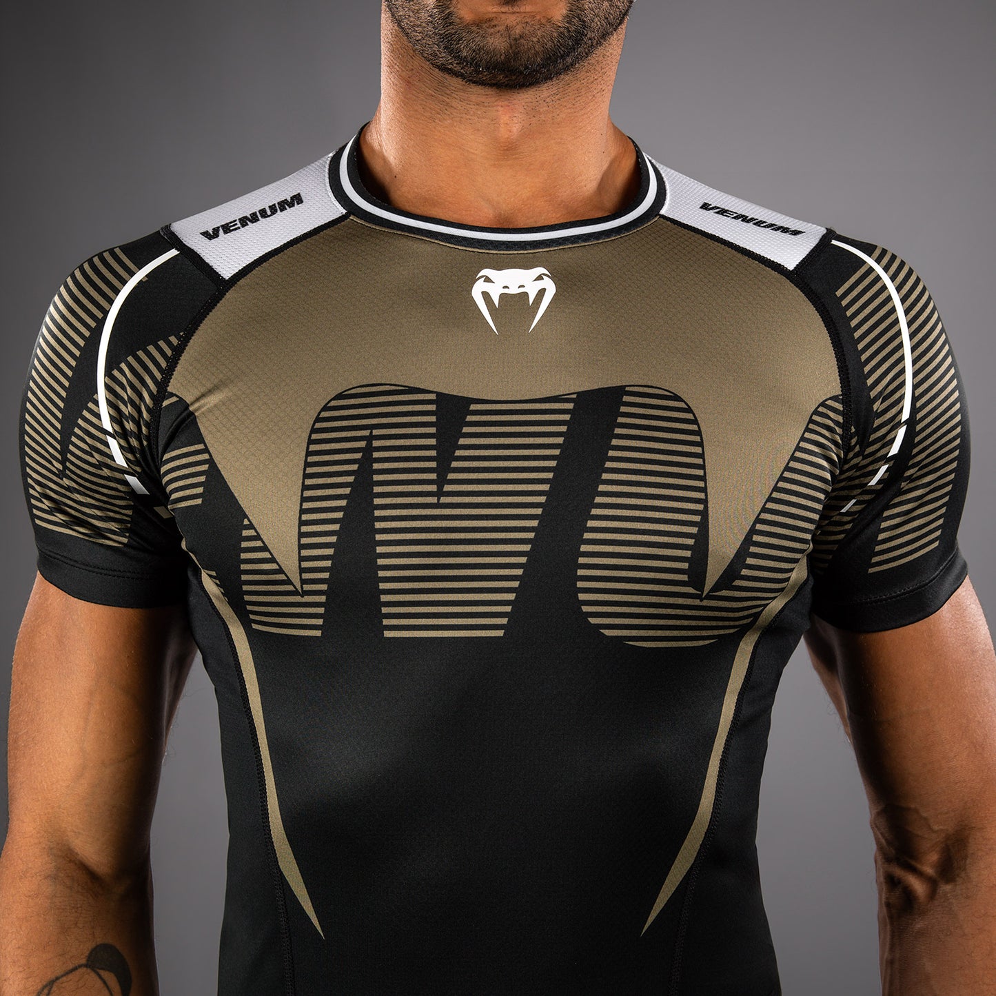 Venum Adrenaline Kurzarm Rashguard – Schwarz/Sand