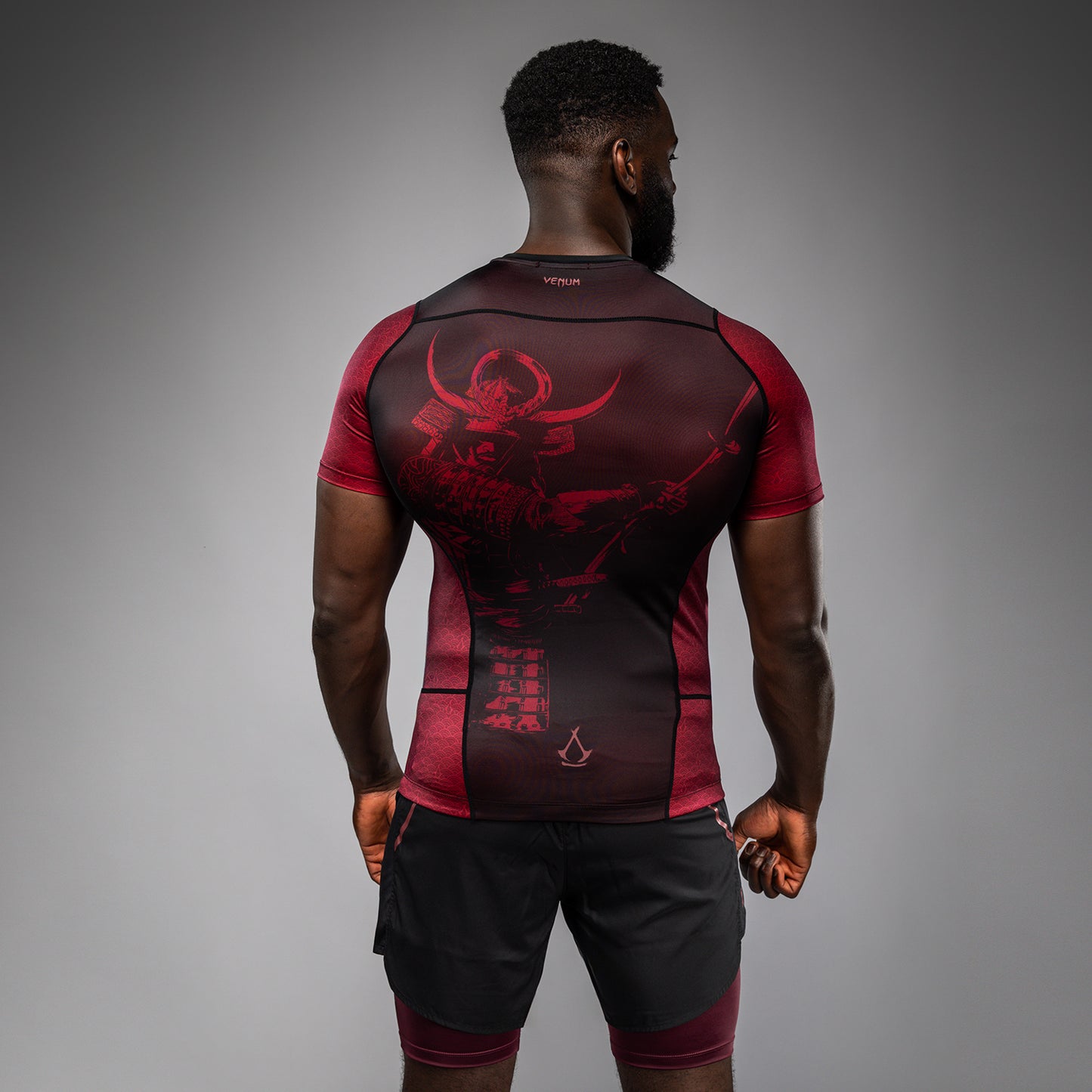 Venum x Assassin’s Creed Shadows Herren Kurzarm Rashguard - Burgunder/Schwarz