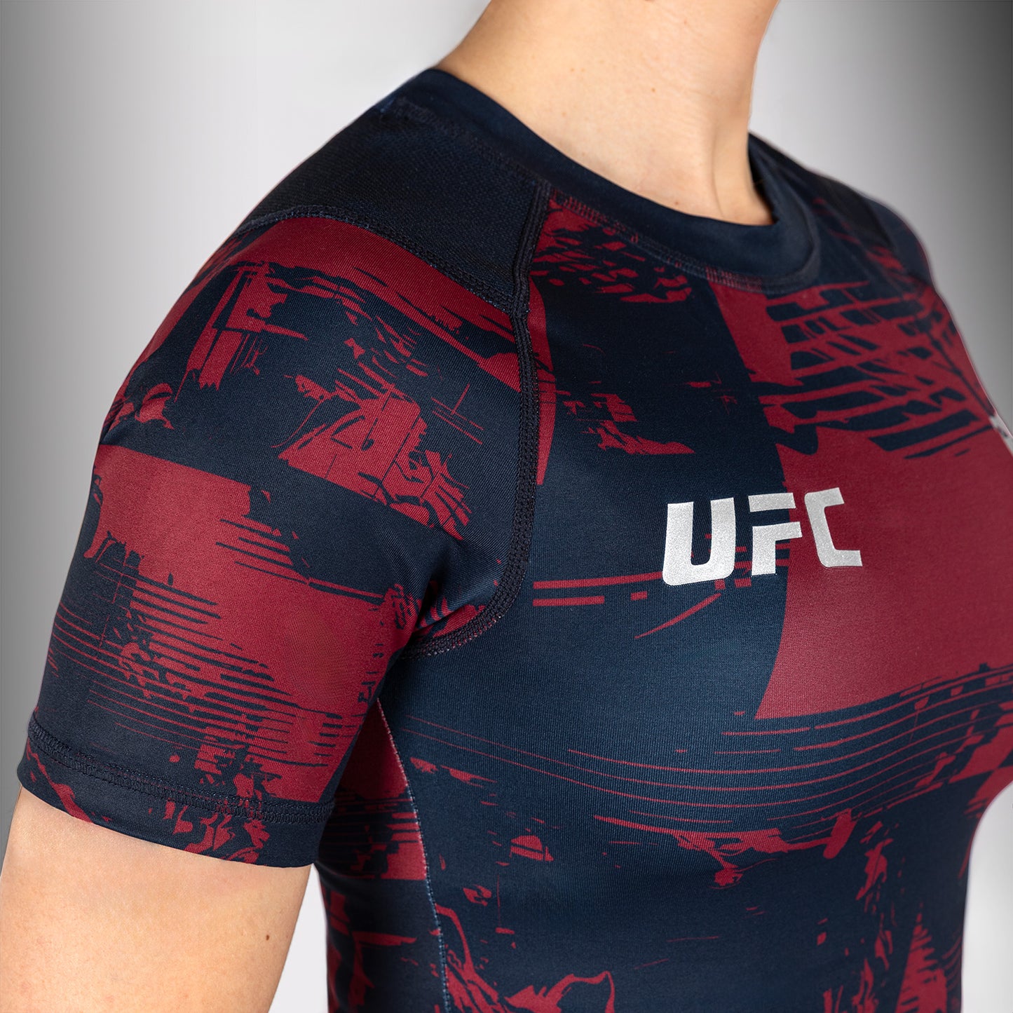 UFC Zenith by Venum Authentic Fight Week Performance Kurzarm Rashguard Damen - Marineblau/Burgunderrot/Silber
