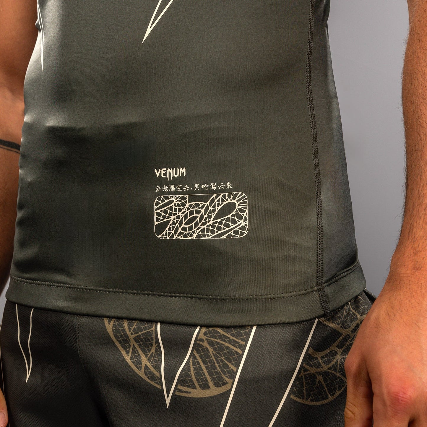 Venum Serpenti Kurzarm Rashguard – Khaki/Bronze/Ivory