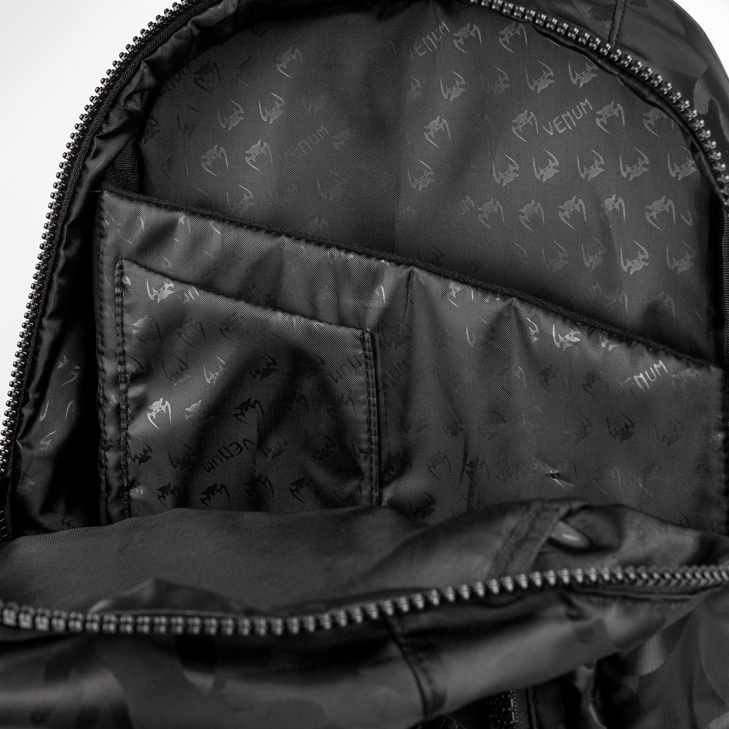 Venum Challenger Pro Rucksack (20-25L) – Schwarz/Dunkles Camo
