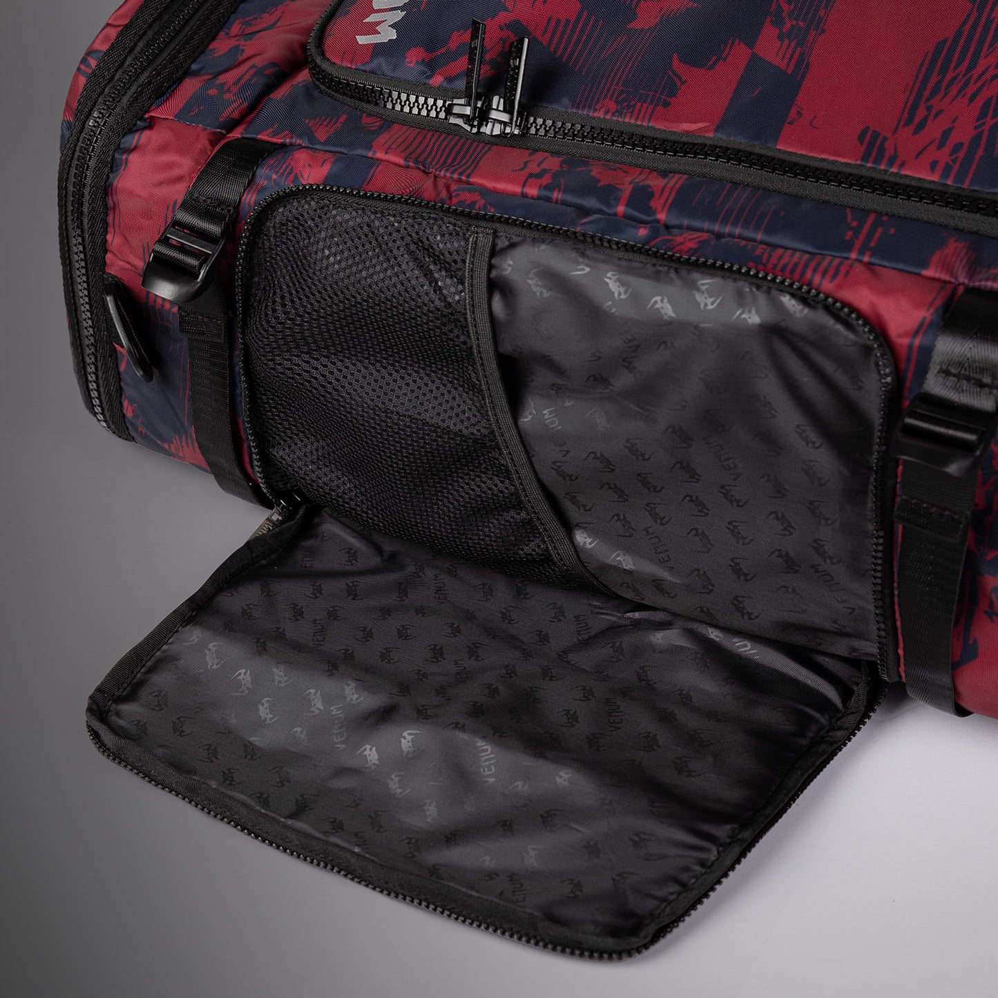 UFC Zenith by Venum Authentic Fight Week Sporttasche - Burgunder