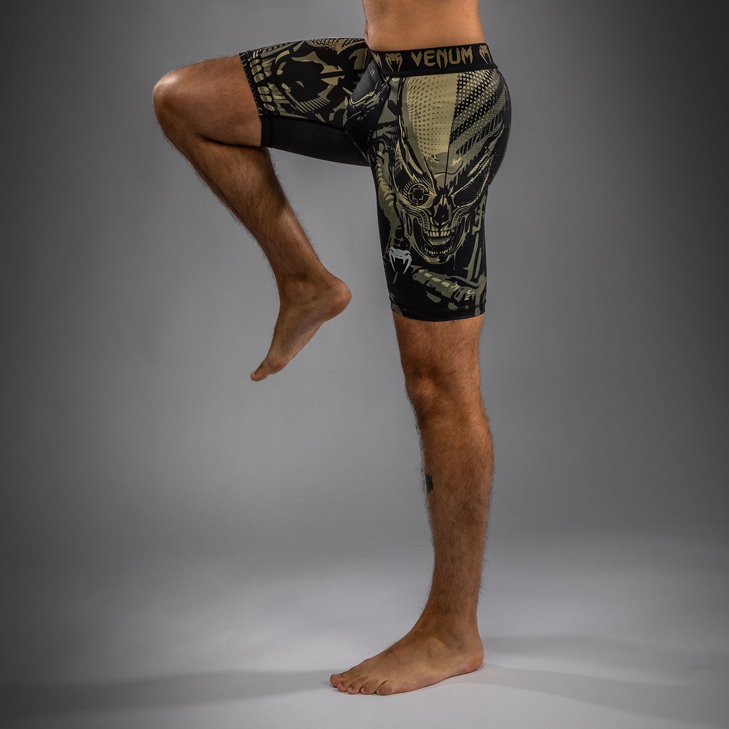 Venum Invader Vale Tudo Shorts - Schwarz/Sand