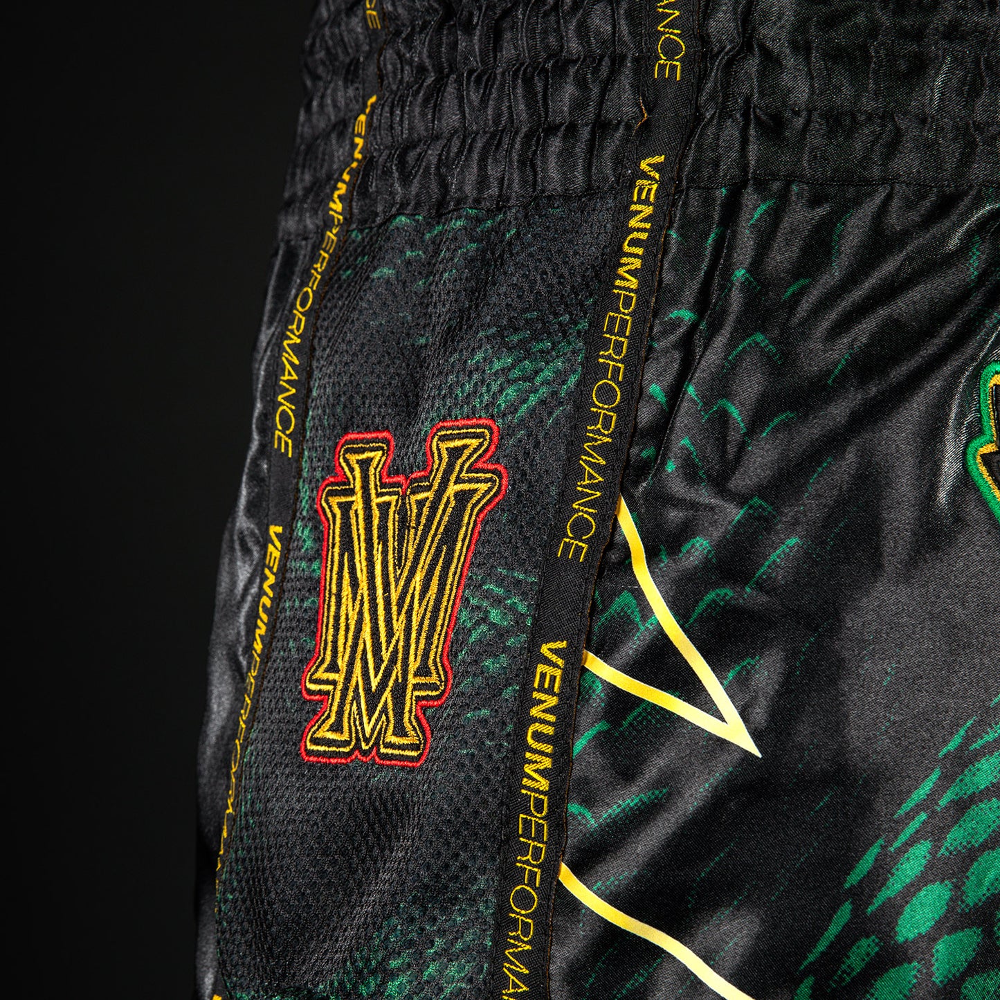 Venum Matupa Muay-Thai-Shorts - Schwarz/Grün/Gold