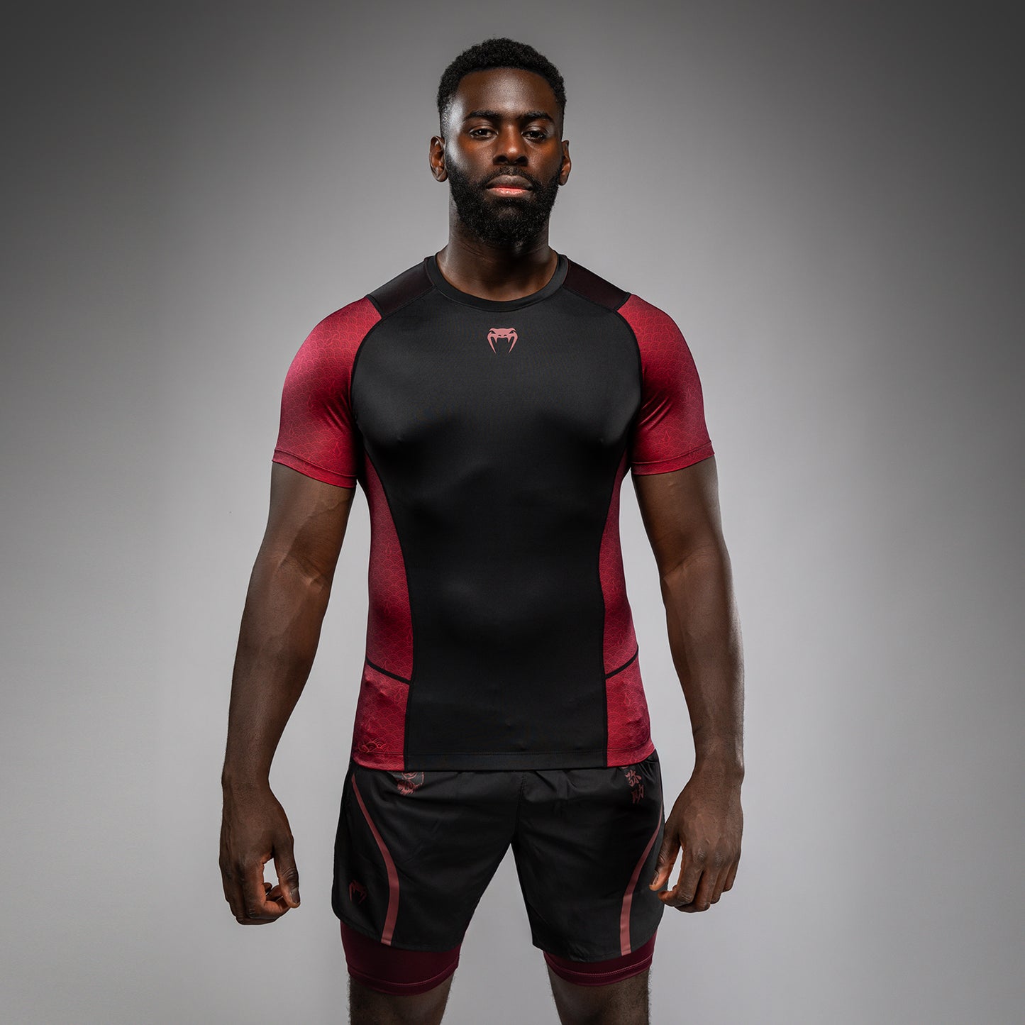 Venum x Assassin’s Creed Shadows Herren Kurzarm Rashguard - Burgunder/Schwarz