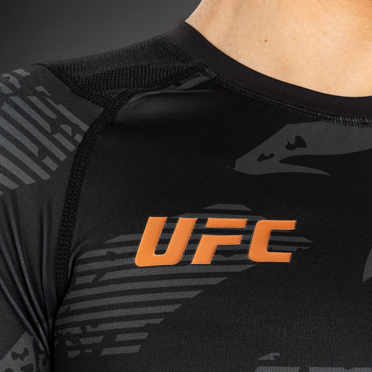 UFC Adrenaline by Venum Fight Week Frauen Performance Langarm Rashguard - Urban Camo