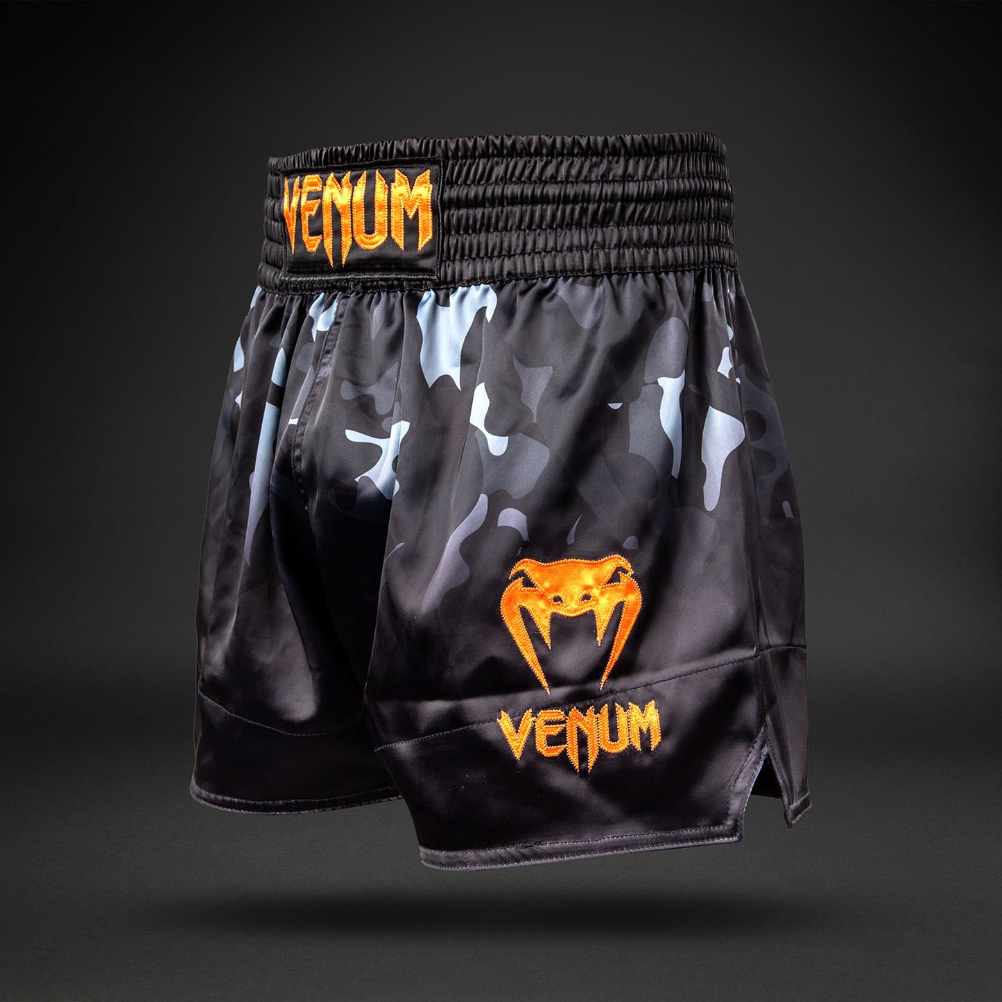 Venum Classic Muay Thai Shorts - Schwarz Camo/Orange