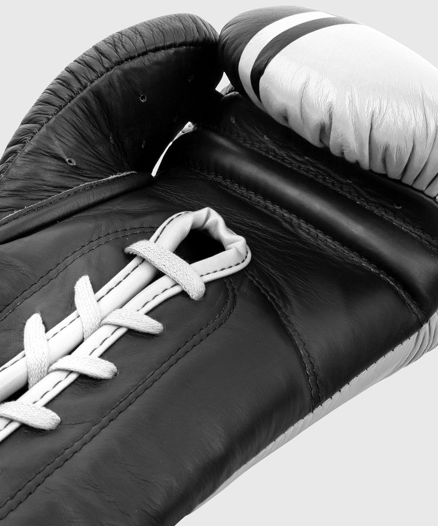 Venum Shield professionelle Boxhandschuhe - MIT SCHNÜRUNG - Schwarz/Weiß