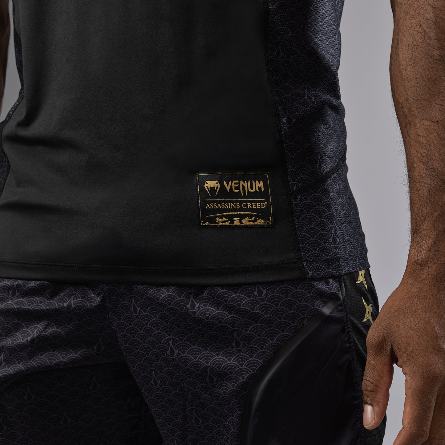 Venum x Assassin’s Creed Shadows Dry-Tech T-Shirt für Männer - Schwarz/Gold