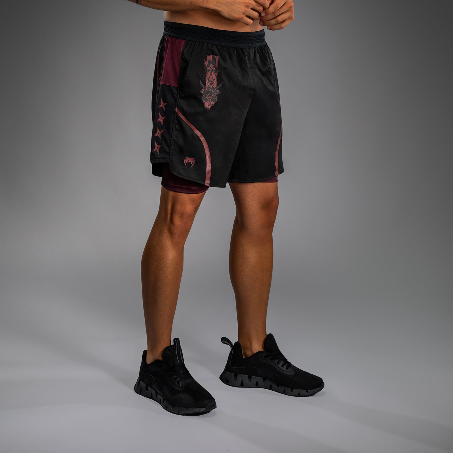 Venum x Assassin’s Creed Shadows Herren Trainingsshorts - Burgunder/Schwarz