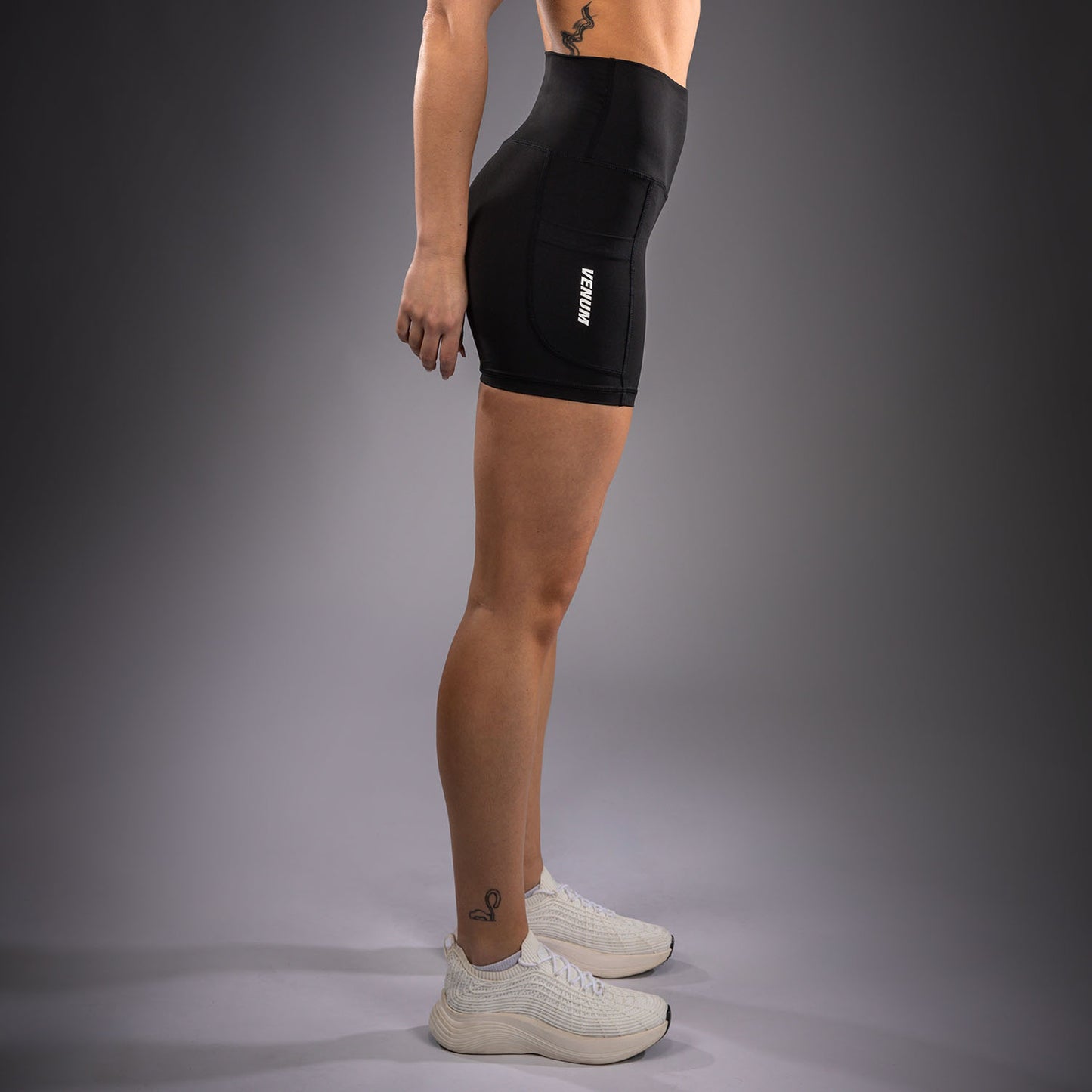 Venum Essential Kompressionsshorts - Schwarz