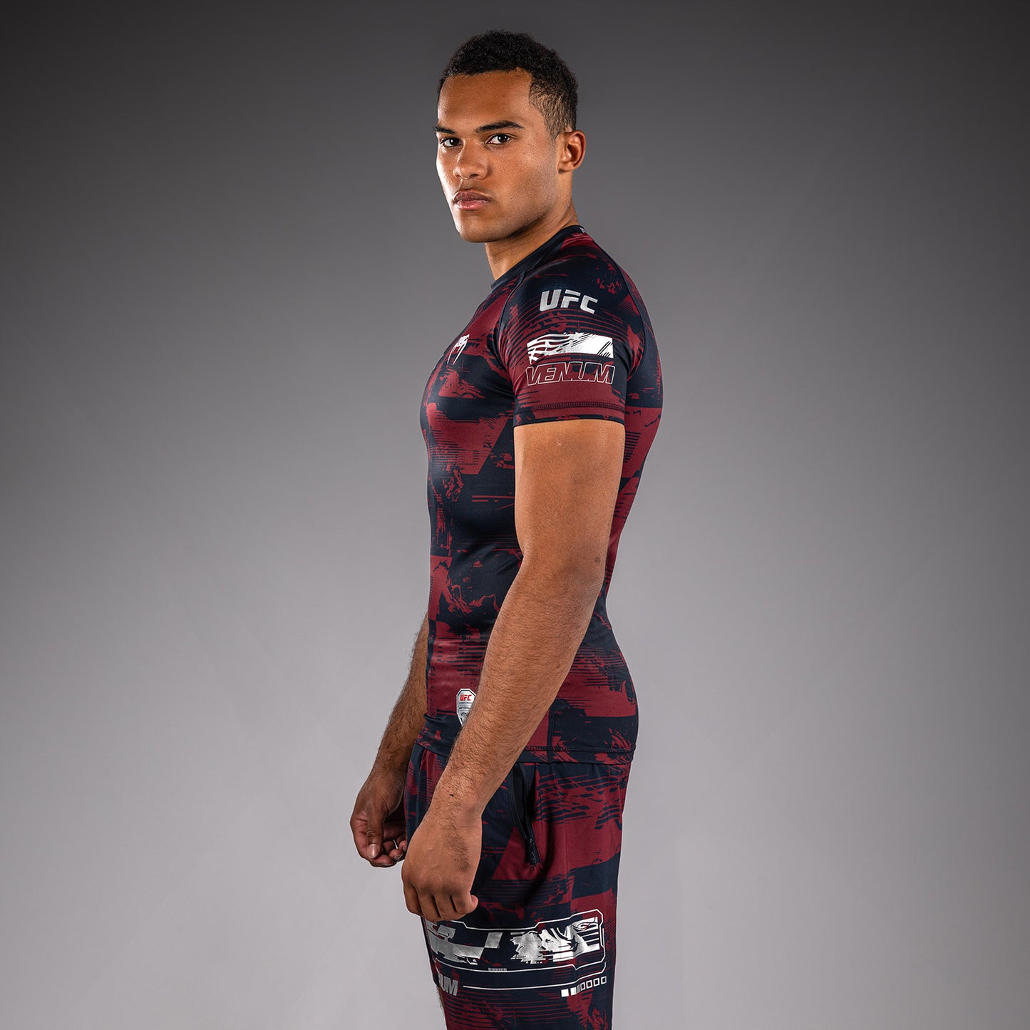 UFC Zenith by Venum Authentic Fight Week Performance Kurzarm Rashguard Herren - Marineblau/Burgunderrot/Silber