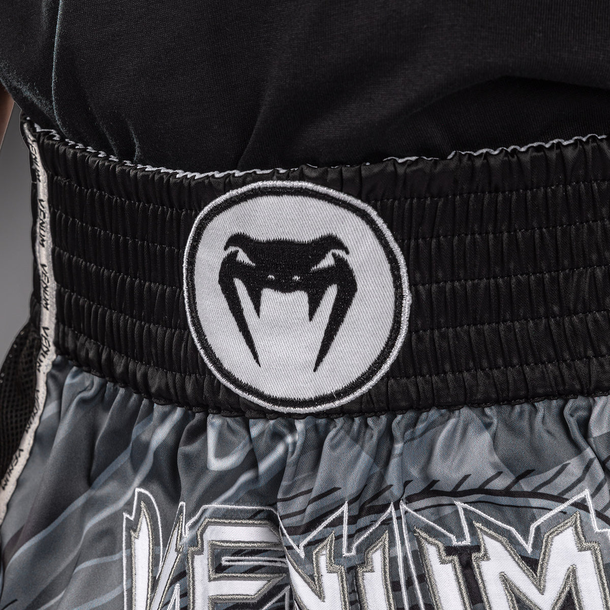 Venum Crimson Viper 2.0 Kinder-Muay-Thai-Shorts - Schwarz/Grau