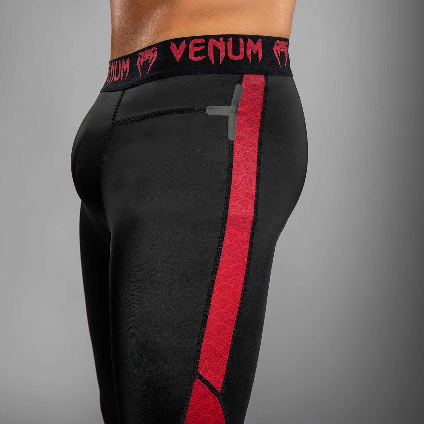Venum x Assassin’s Creed Shadows Herren Spats - Burgunder/Schwarz