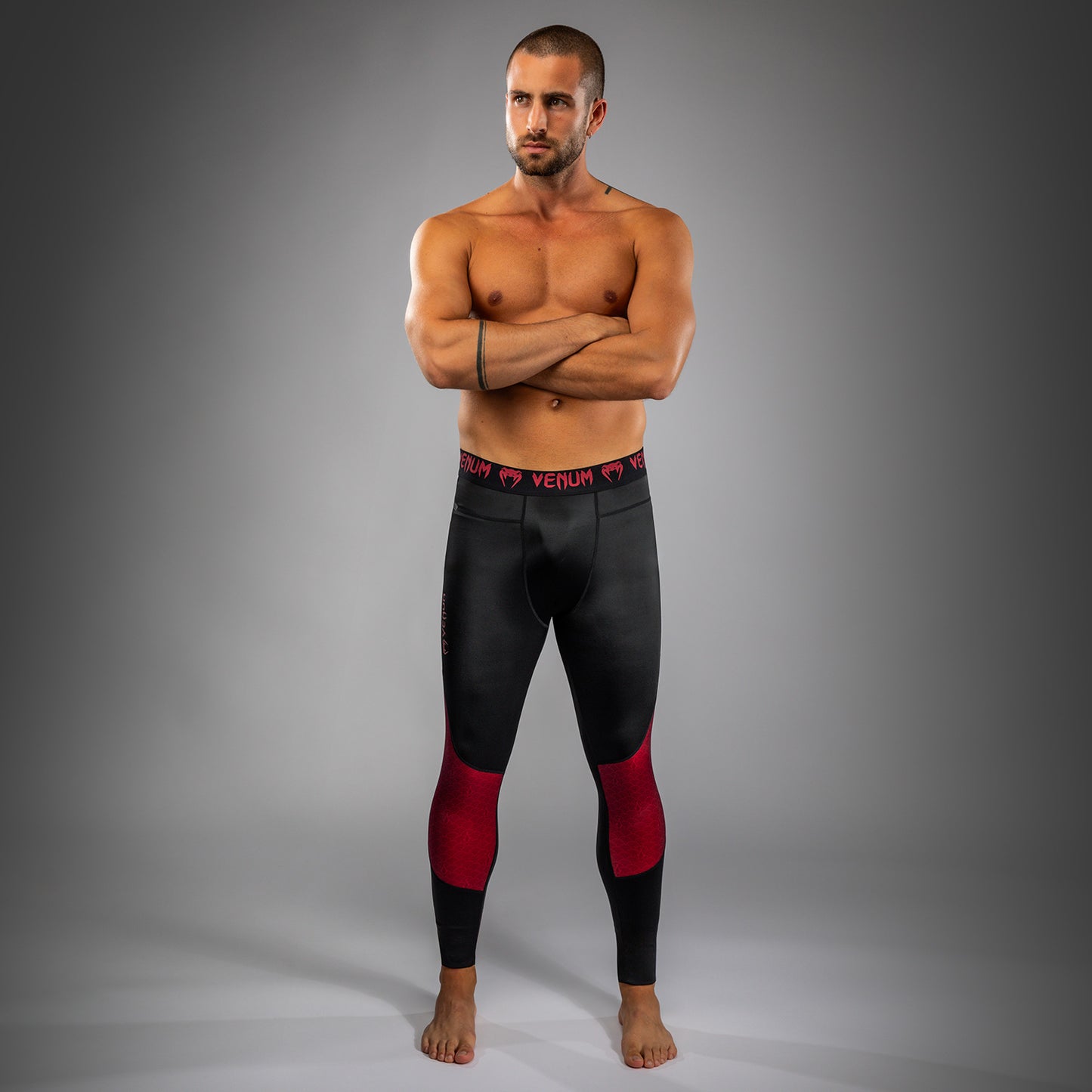 Venum x Assassin’s Creed Shadows Herren Spats - Burgunder/Schwarz