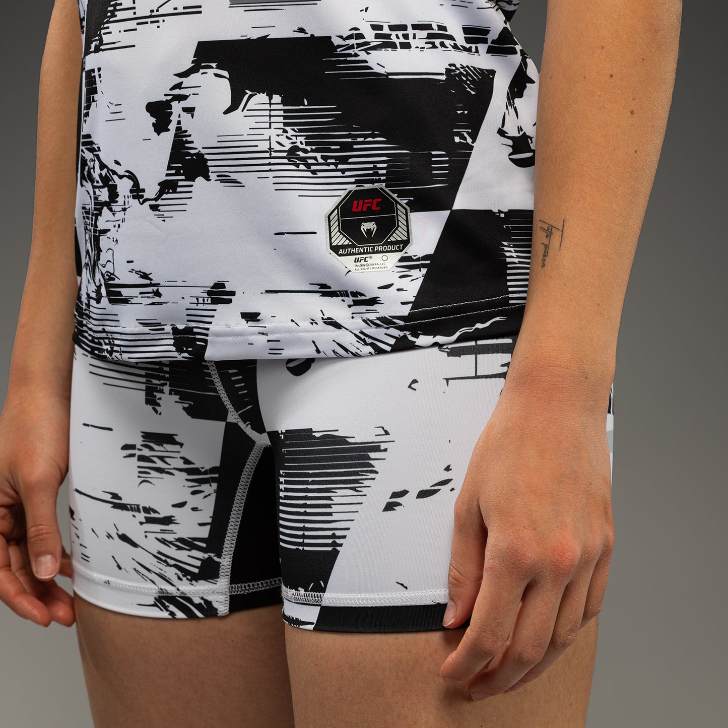 UFC Zenith by Venum Authentic Fight Week Performance Kurzarm T-Shirt Damen - Weiß