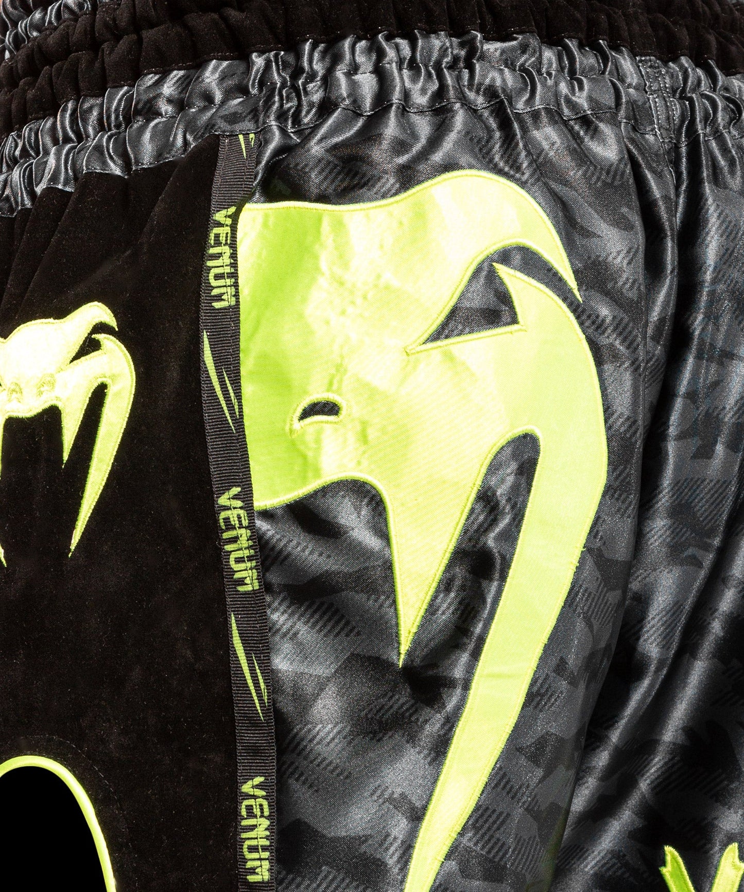 Muay Thai Shorts Venum Giant Camo - Schwarz/Gelb