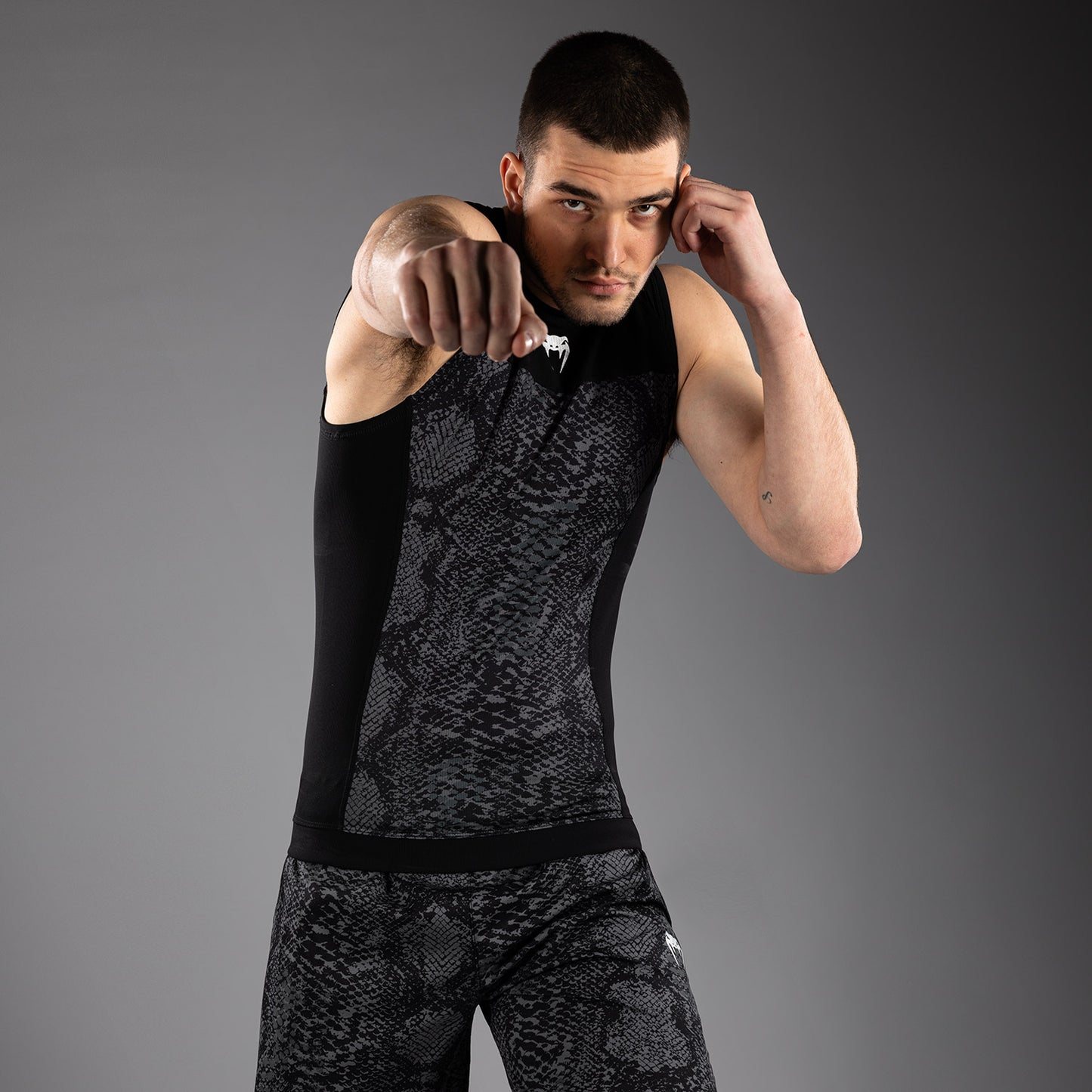 Venum G-Fit Scales Ärmelloses Rashguard – Schwarz/Anthrazitgrau