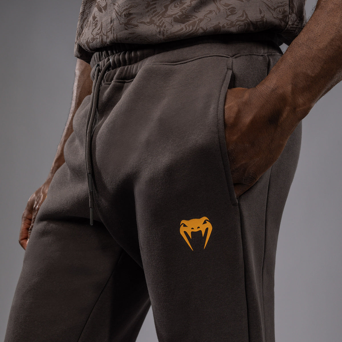 UFC Fusion by Venum Fight Week Herren Baumwollhose - Solid Erdiges Braun