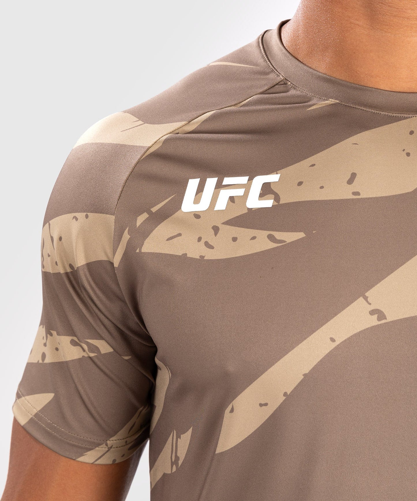 UFC Adrenaline by Venum Fight Week Herren Dry Tech T-Shirt - Desert Camo