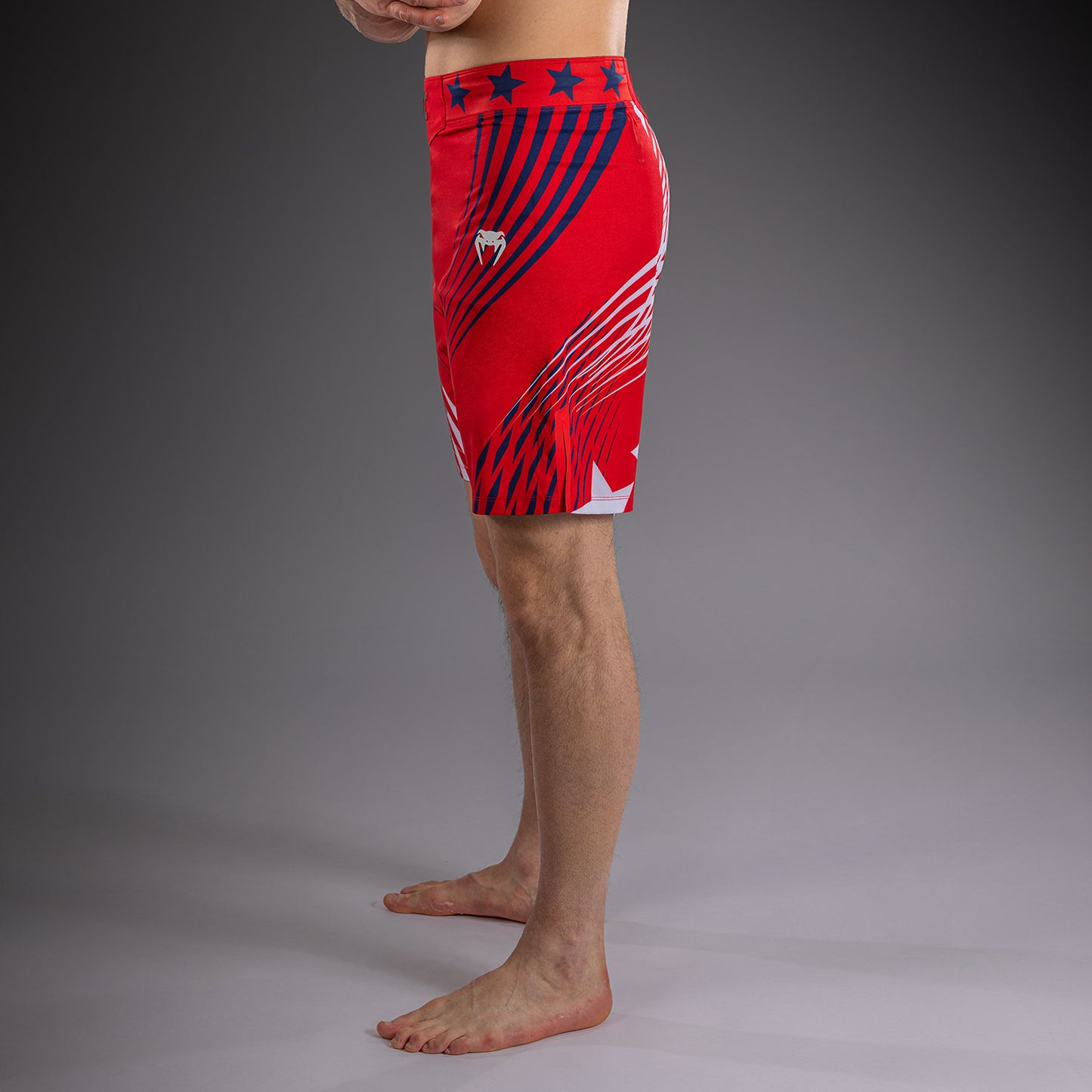Official UFC Freedom 250 by Venum Authentic Fight Night Fight Shorts im Long Fit für Herren - Rot