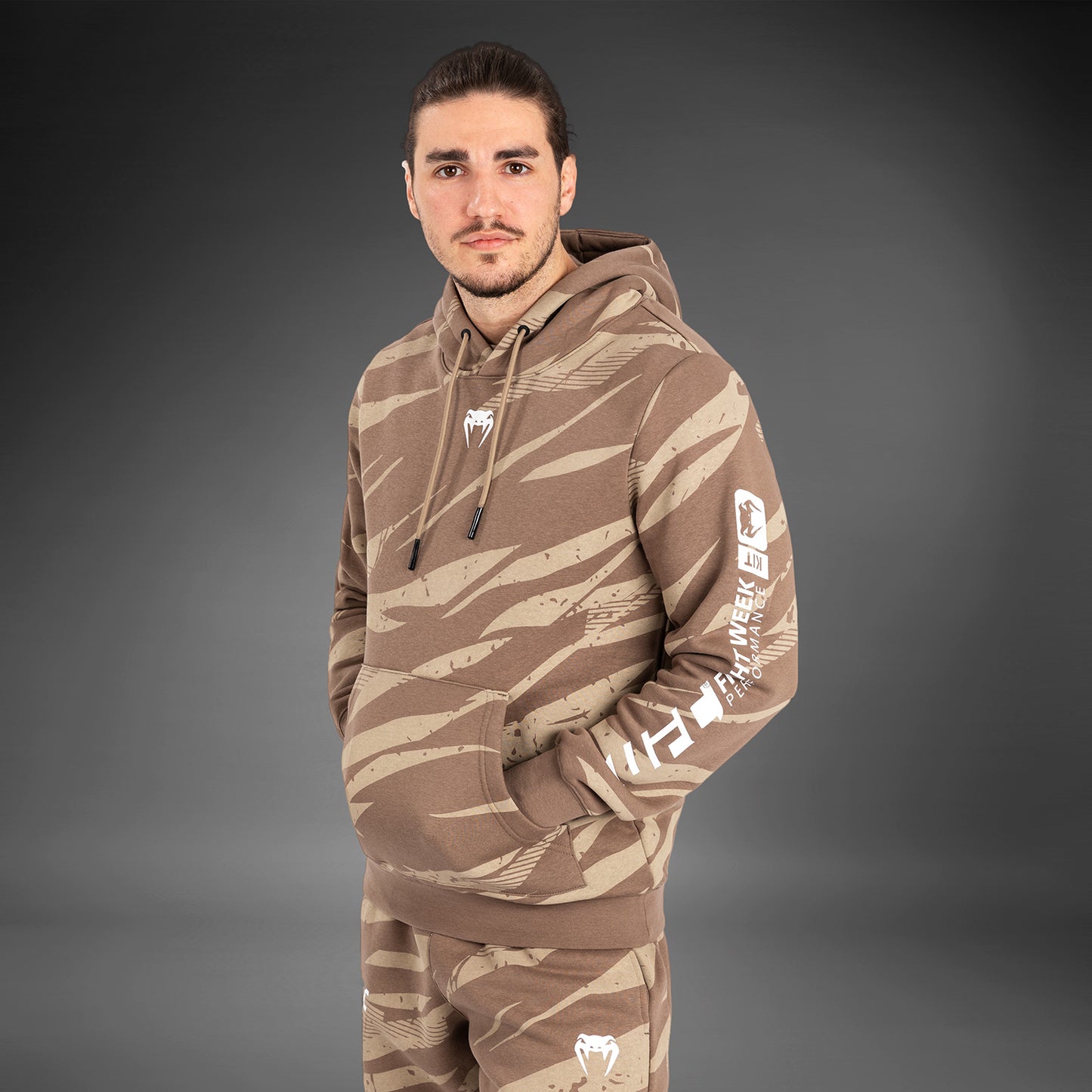 UFC Adrenaline by Venum Fight Week Herren Pullover Hoodie - Desert Camo