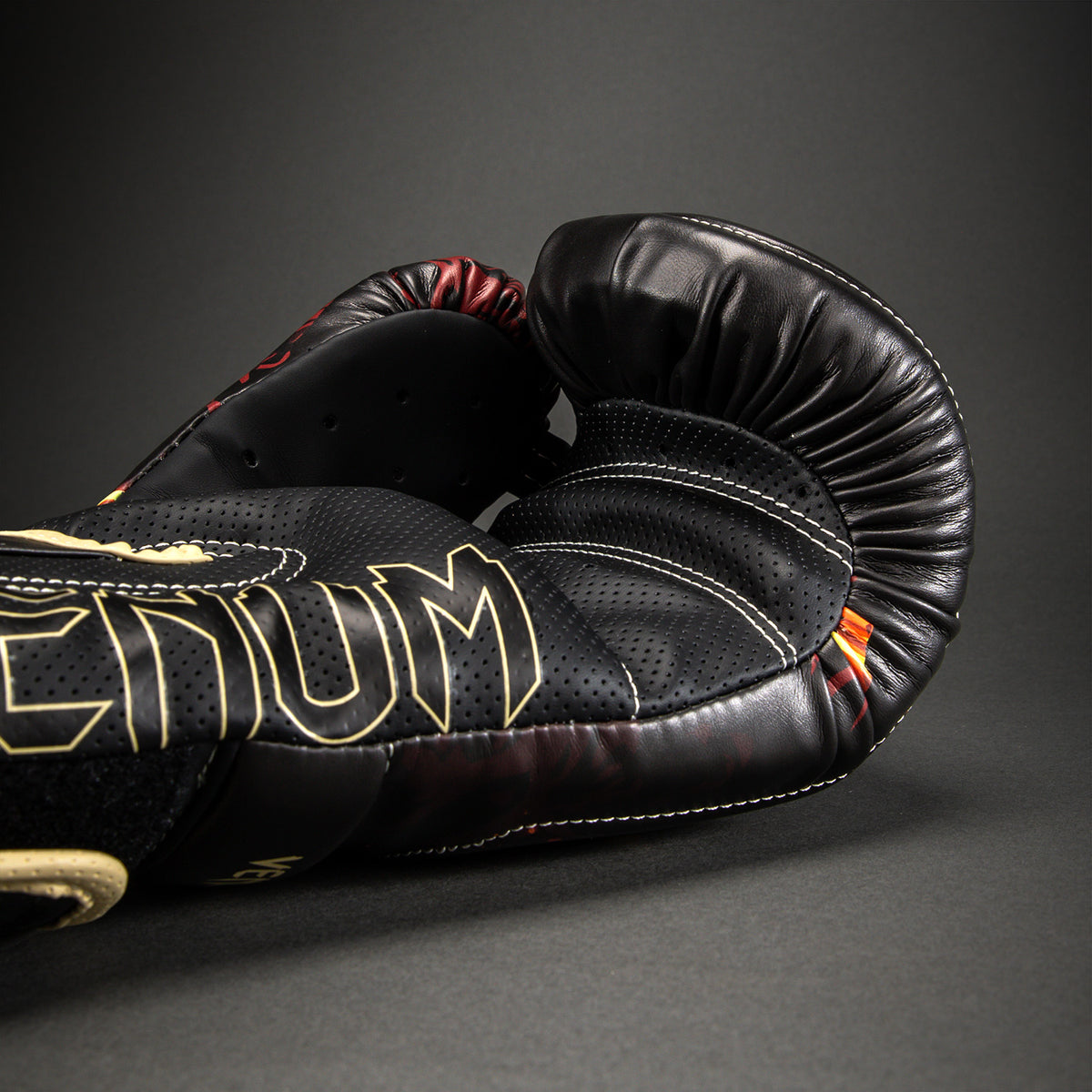 Jujutsu Kaisen x Venum Sukuna Impact Evo Boxhandschuhe – Schwarz/Hellbeige