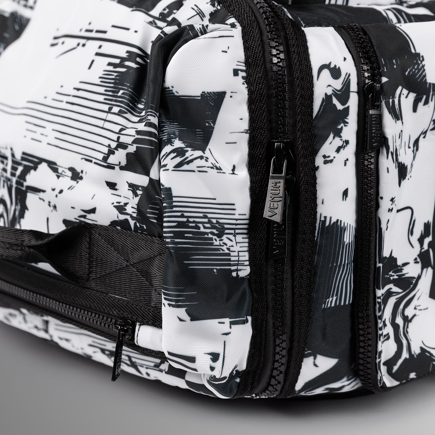 UFC Zenith by Venum Authentic Fight Week Sporttasche - Weiß