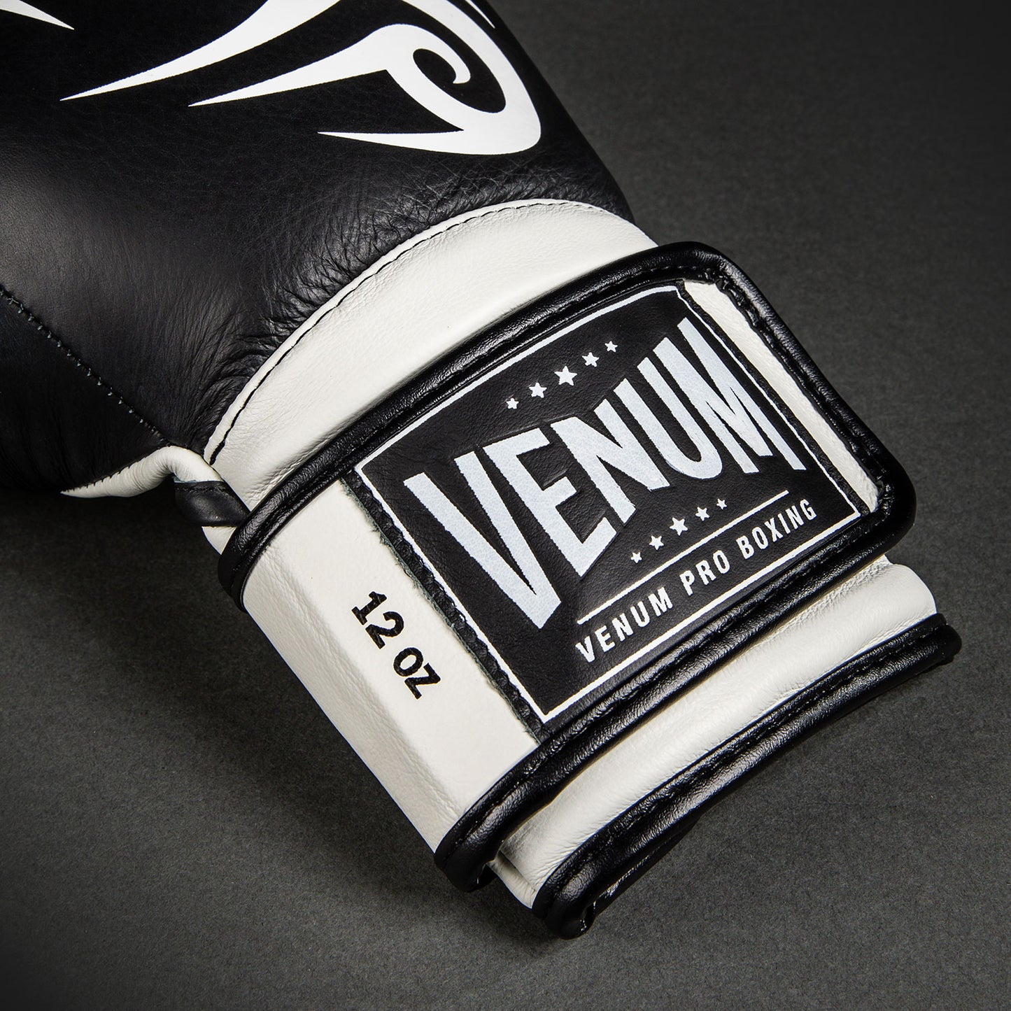 Venum Giant 2.0 Mike Tyson Pro Boxhandschuhe - Tiefschwarz/Optisch Weiß