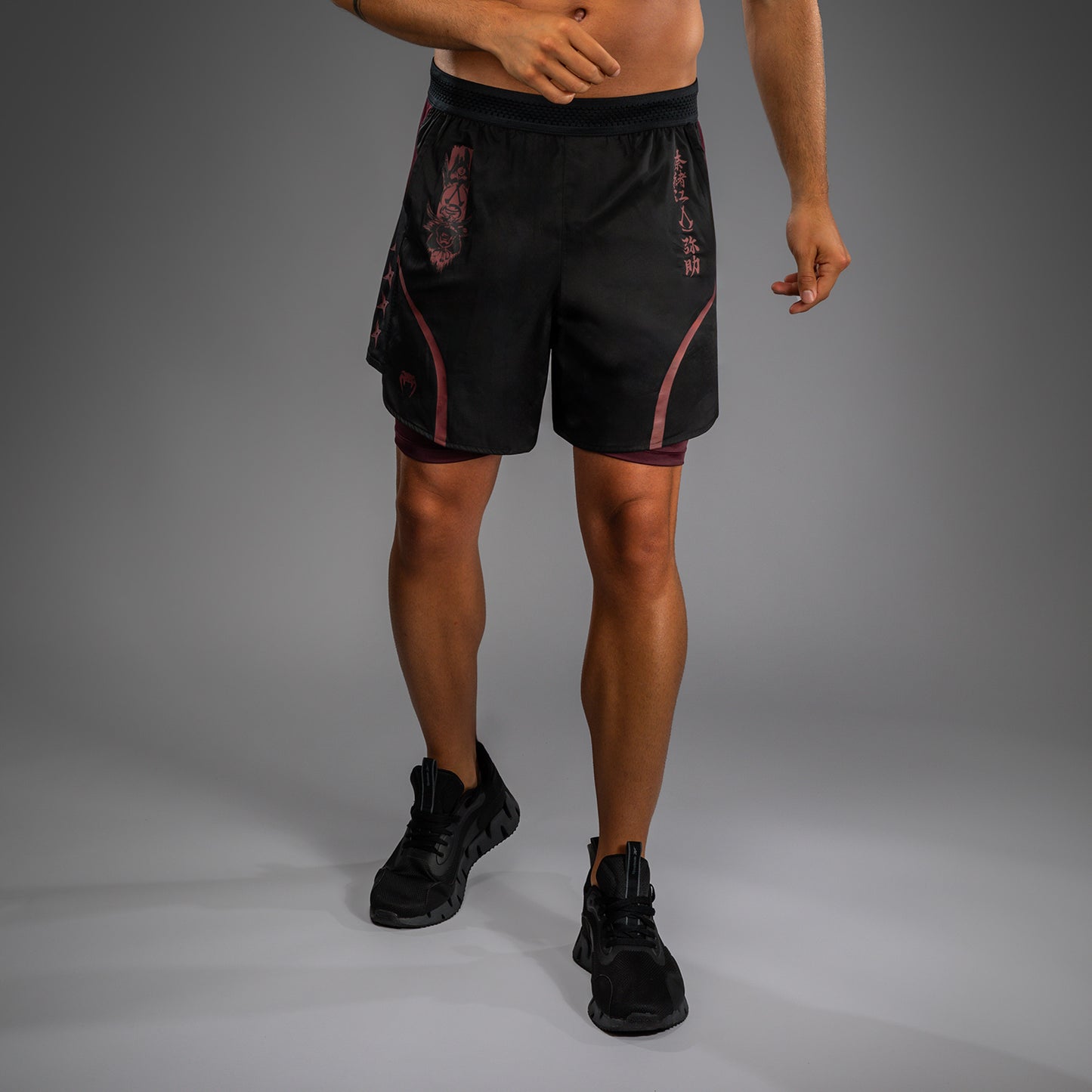Venum x Assassin’s Creed Shadows Herren Trainingsshorts - Burgunder/Schwarz