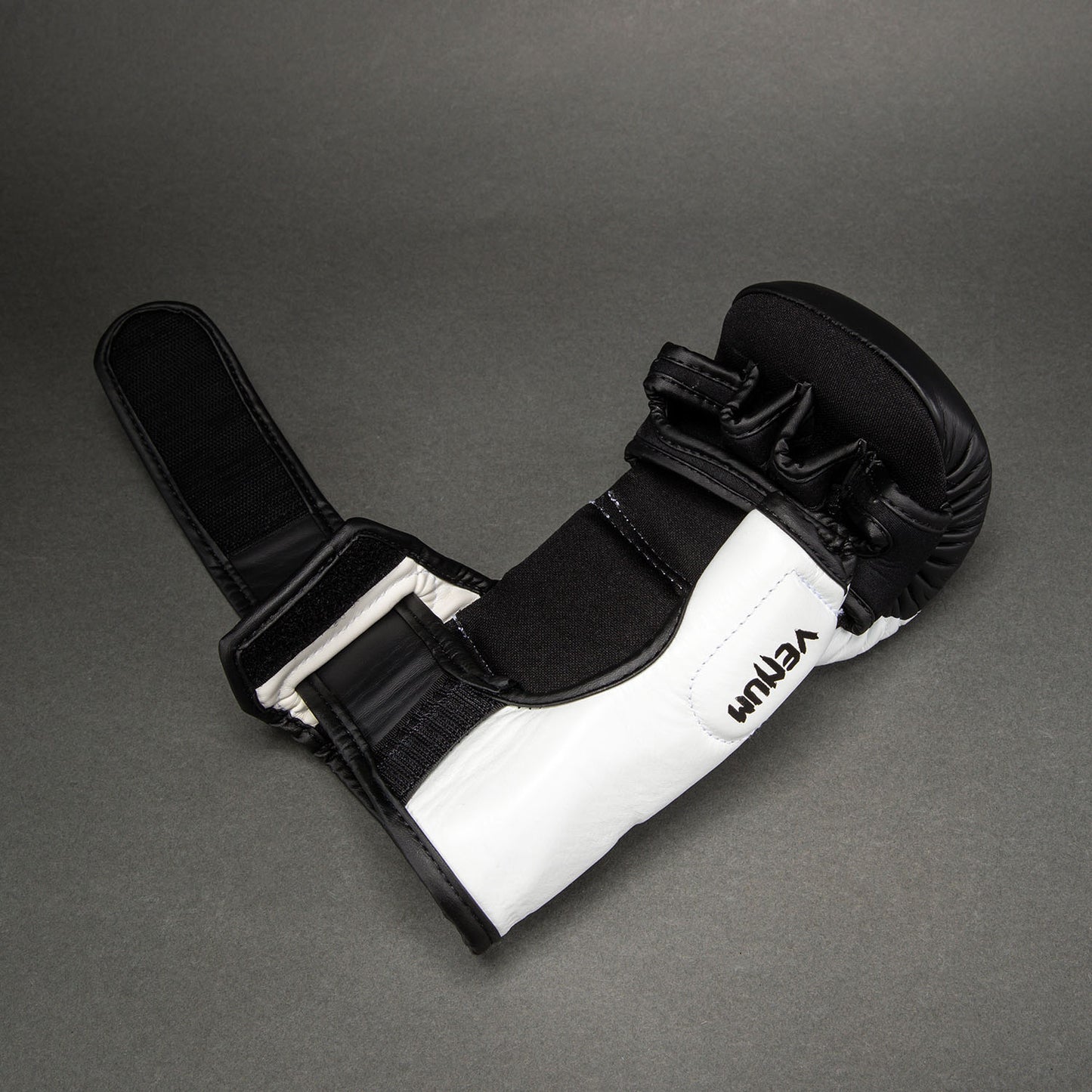 Venum Attack 2.0 Sparringhandschuhe Leder – Schwarz/Weiß