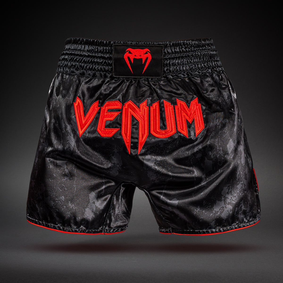 Venum x Batman Muay-Thai-Shorts - Schwarz/Rot
